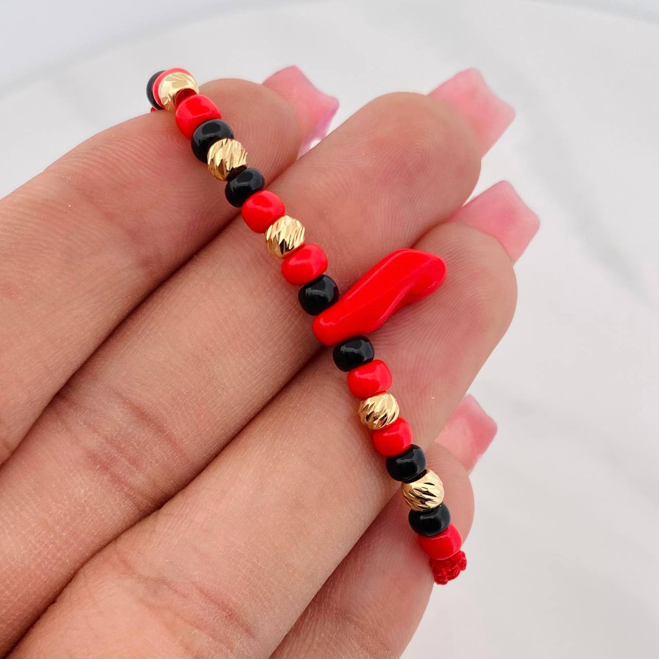 Pulsera Tejida Rojo Protección 5 Bolas Diamantadas Oro Amarillo 18K