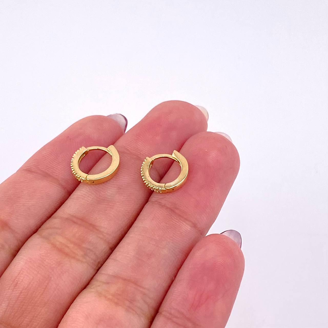Candongas Carril Punteado 1.4gr / 1.1cm / Oro Amarillo 18K ©