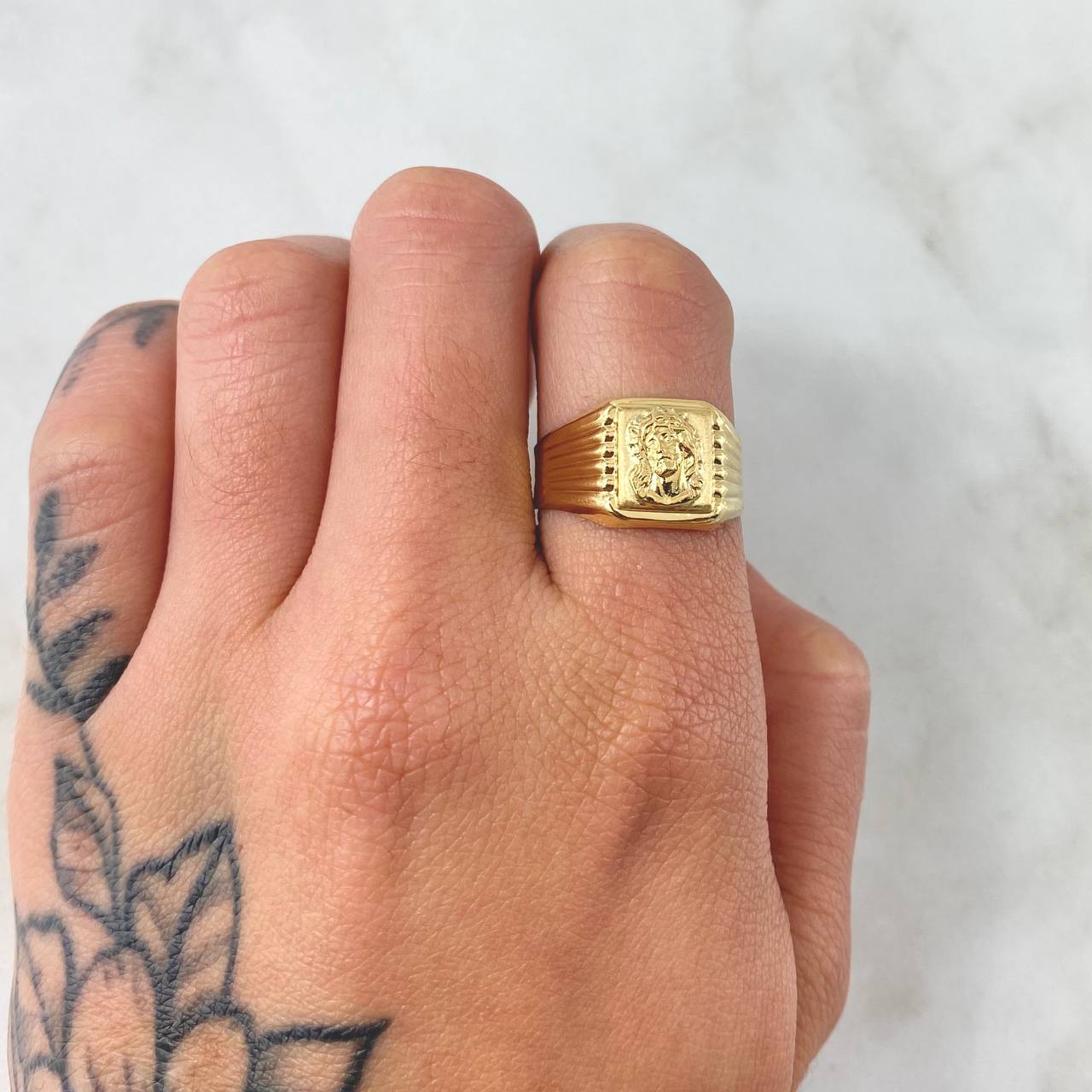 Anillo Rostro Jesus Cuadrado 1.95gr / T7 3/4 / Oro Amarillo 18K
