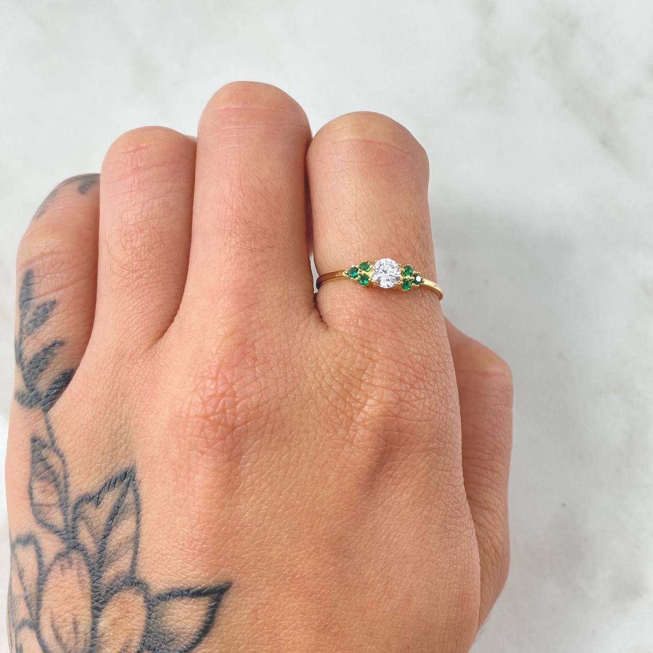 Anillo Solitario Trio Chispas 1.05gr / T6 / Oro Amarillo 18K ©