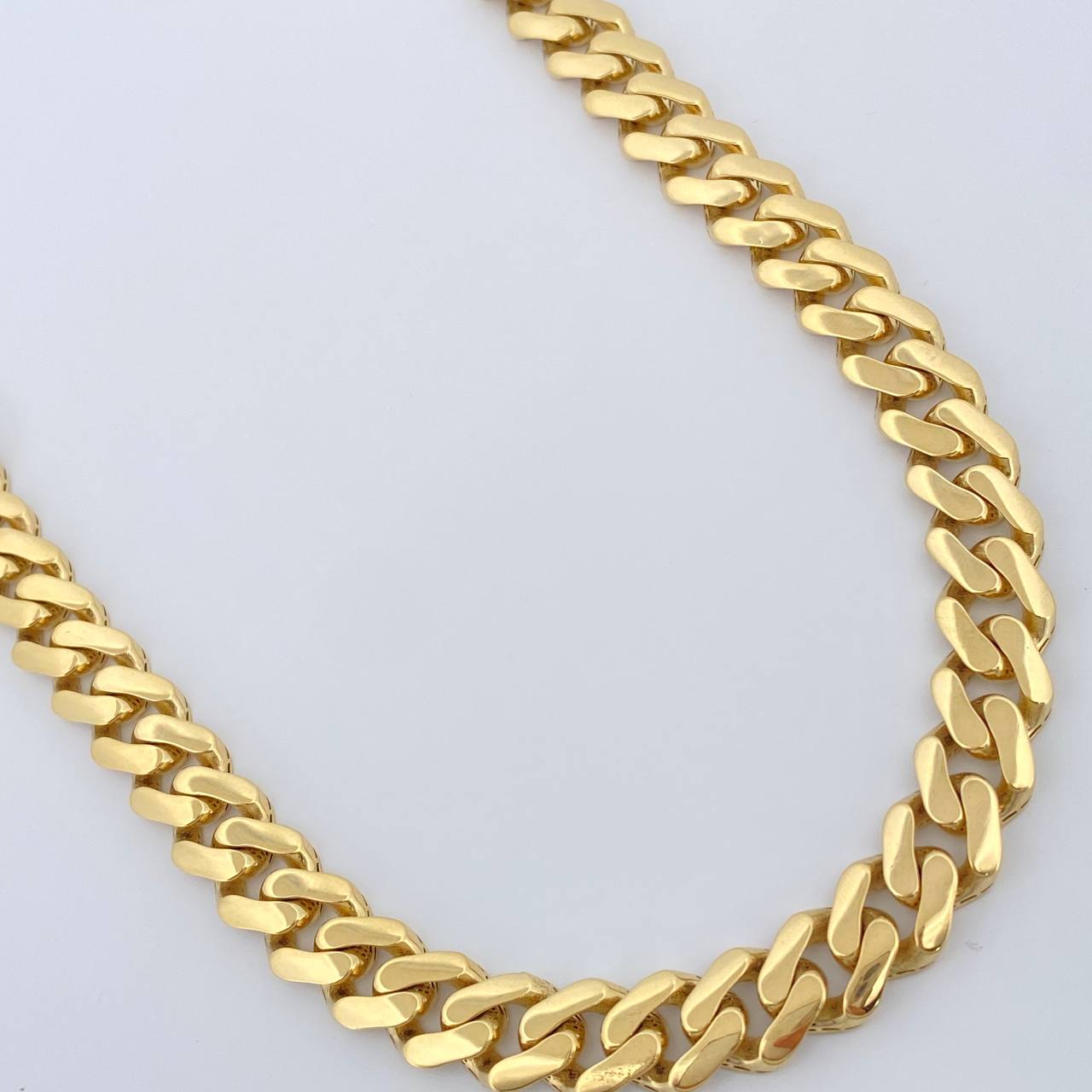 Cadena Cubana Monaco 37.7gr / 62cm / 9mm Oro Amarillo +4 18K $