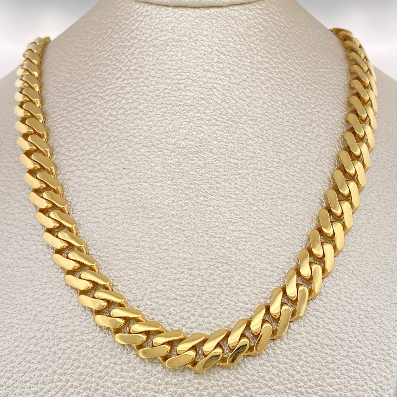 Cadena Cubana Monaco 37.7gr / 62cm / 9mm Oro Amarillo +4 18K $