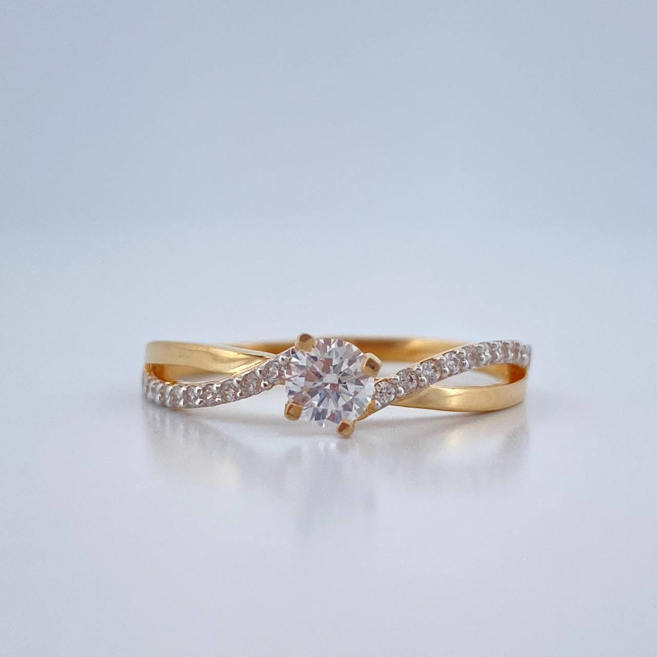 Anillo Solitario Cruzado 1.8gr / T7 / Dos Oros Amarillo Blanco 18K %
