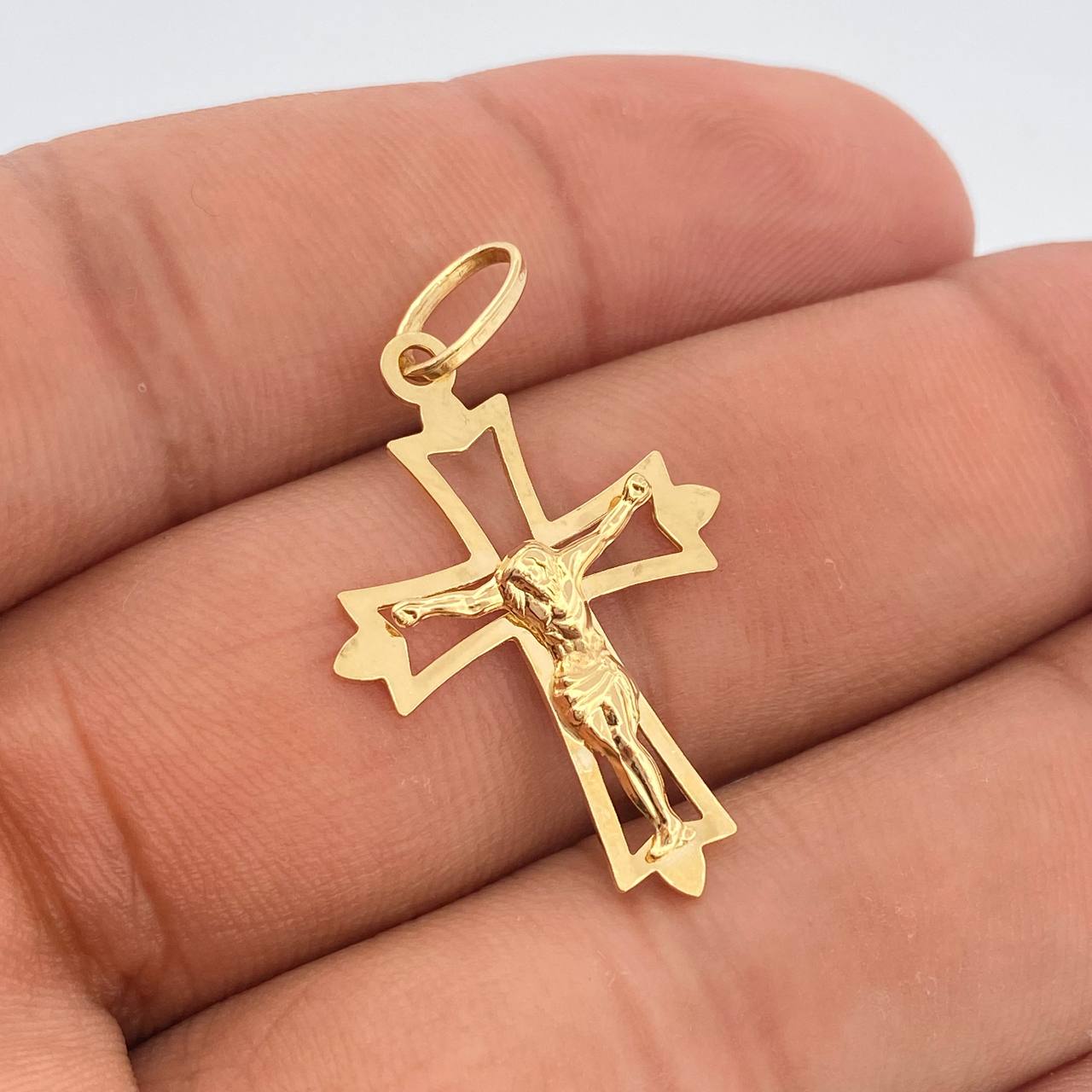 Dije Cruz Gotica 1.15gr / 3.4cm / Oro Amarillo 18K %