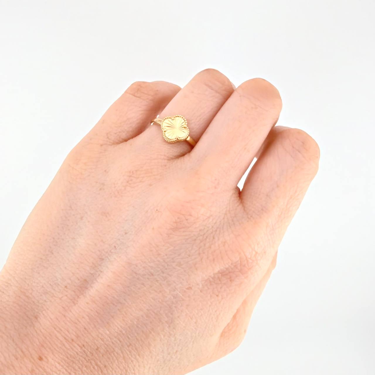 Anillo Trebol Diamantado 1.9g / T7 1/2 Oro Amarillo 18K