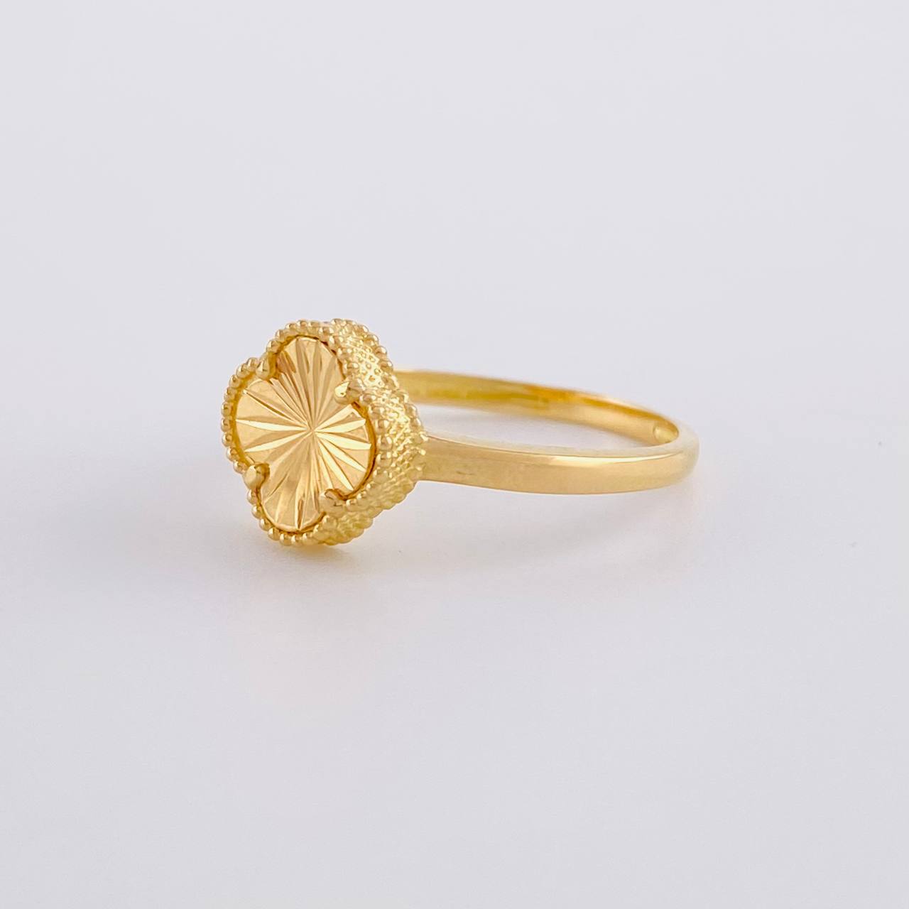 Anillo Trebol Diamantado 1.95g / T6 3/4 Oro Amarillo 18K