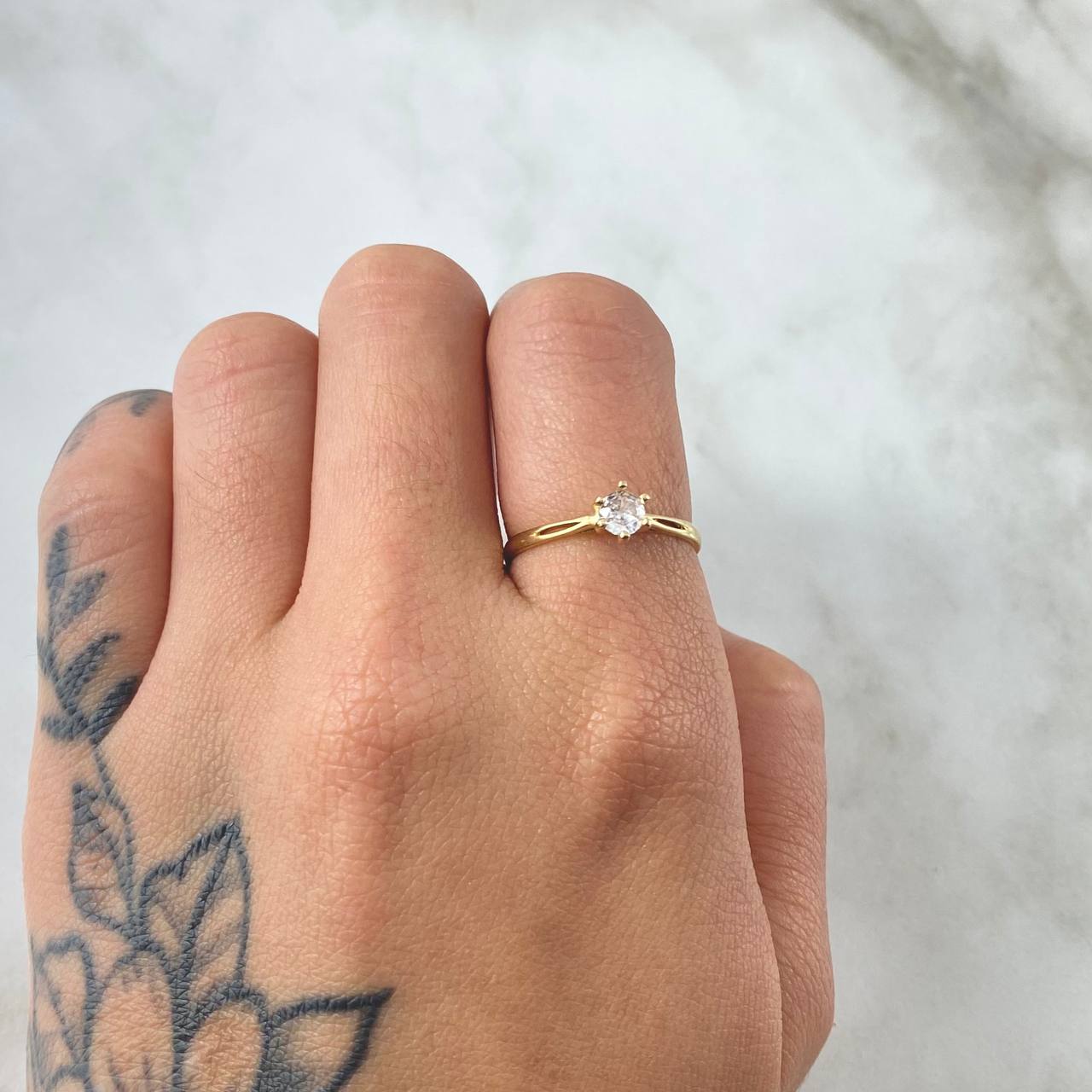 Anillo Solitario Puente Basteado 1.55gr / T6 1/4 / Oro 18K