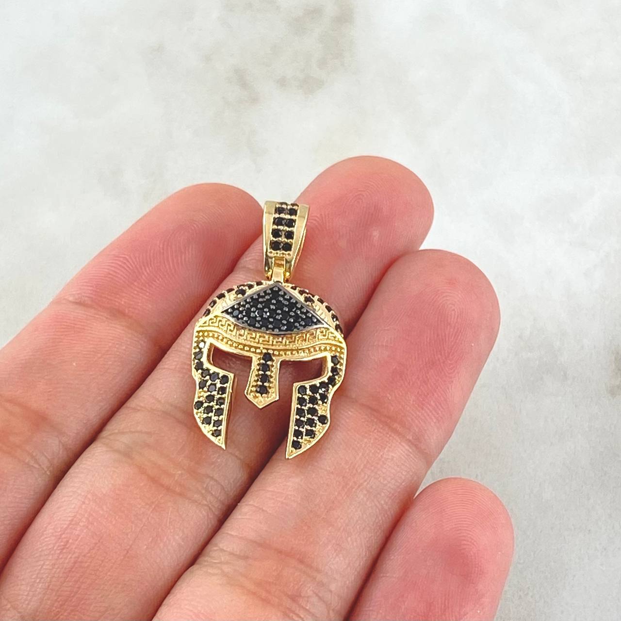 Dije Casco Gladiador 3.45gr / 3cm / Circones Negros Oro Amarillo 18K ©