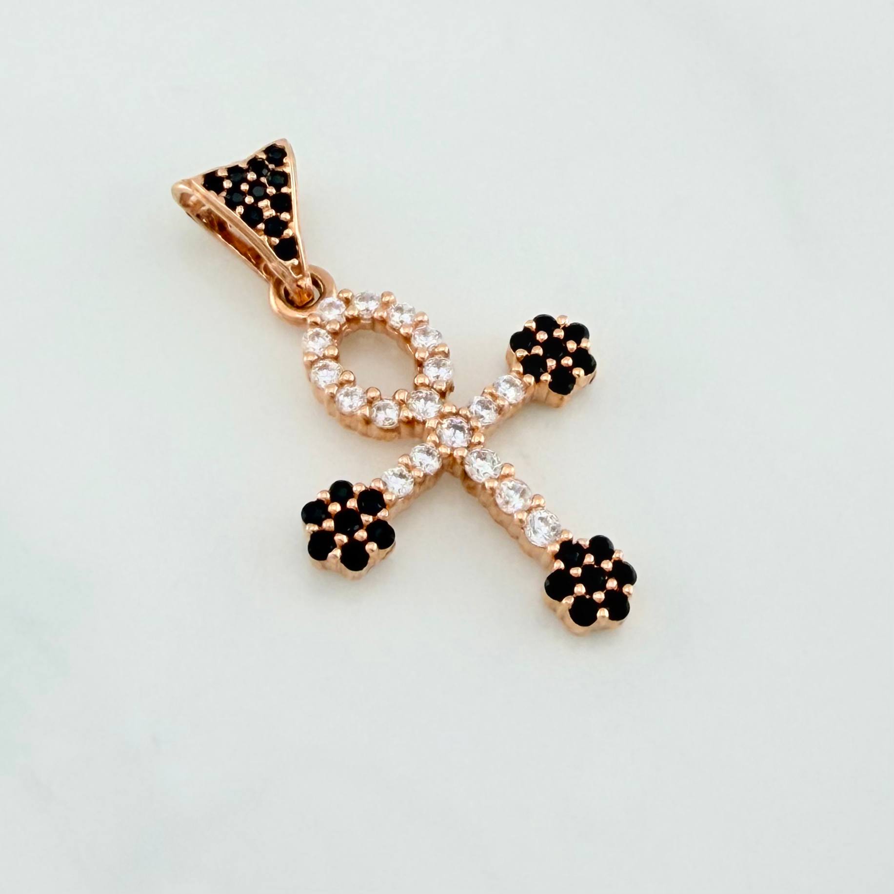Dije Cruz Flores 2.4 g / 3 cm Oro Rosa 18K