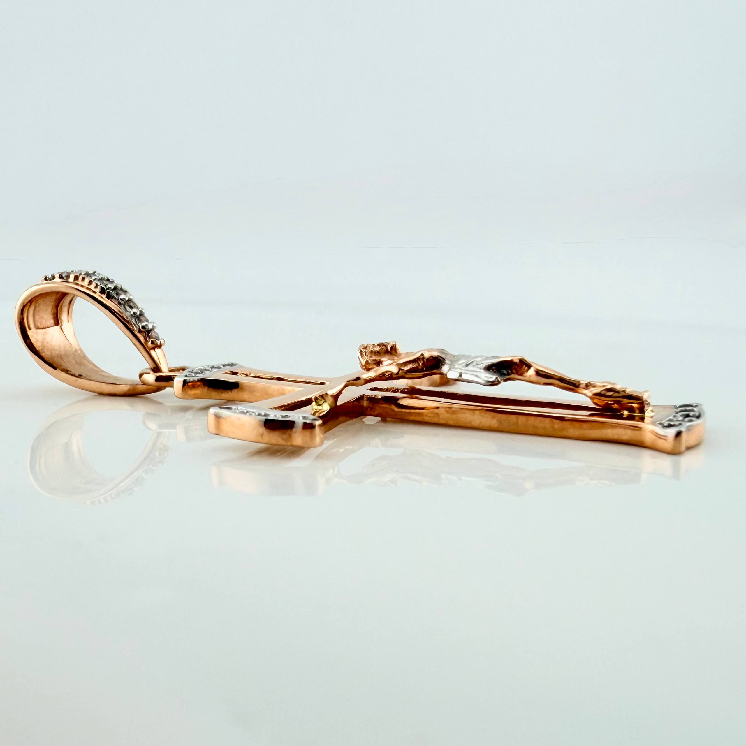 Dije Cruz Cristo 3.4 g / 4.5 cm Dos Oros Blanco Rosa 18K