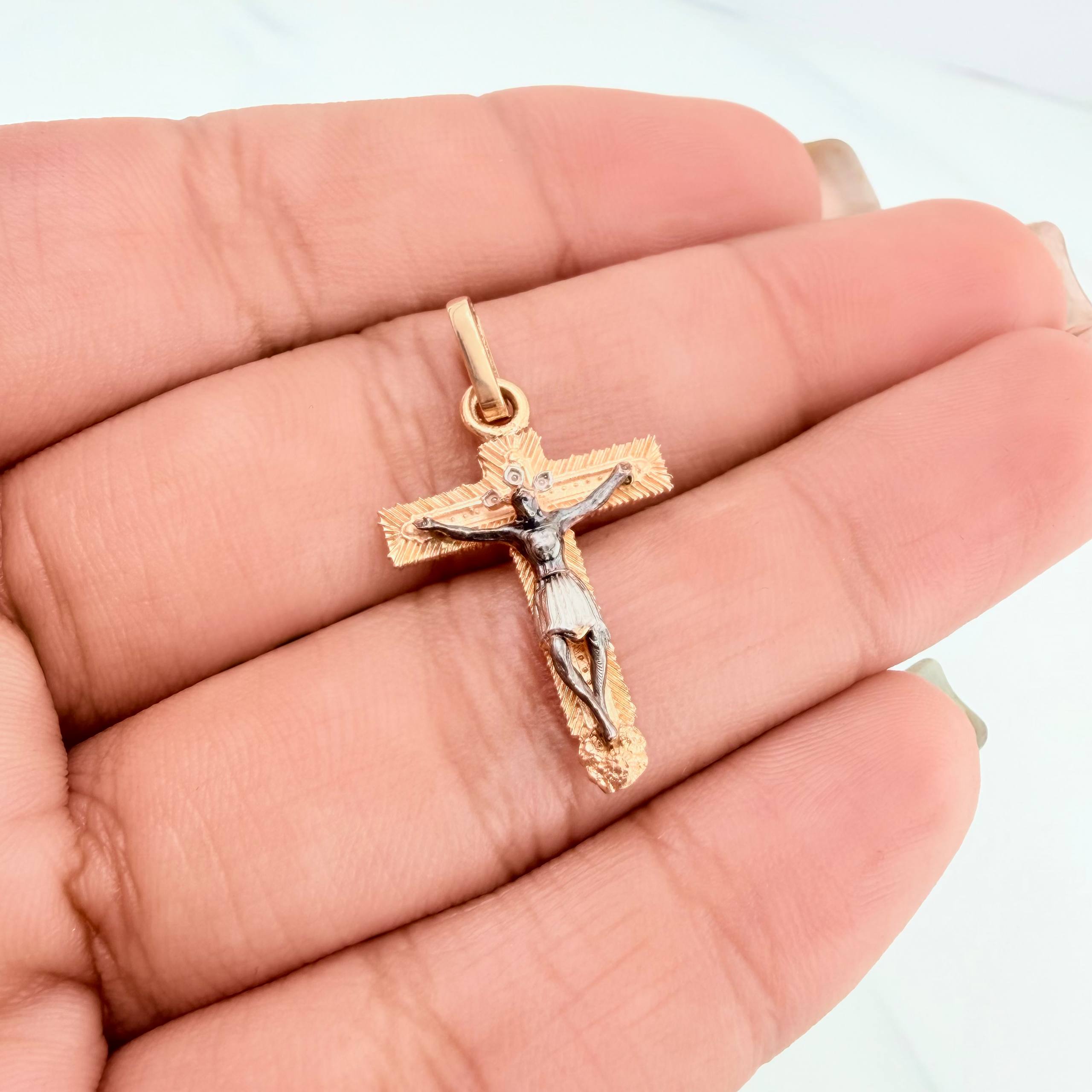 Dije Cruz Cristo 1.55 g / 2.5 cm Tres Oros 18K