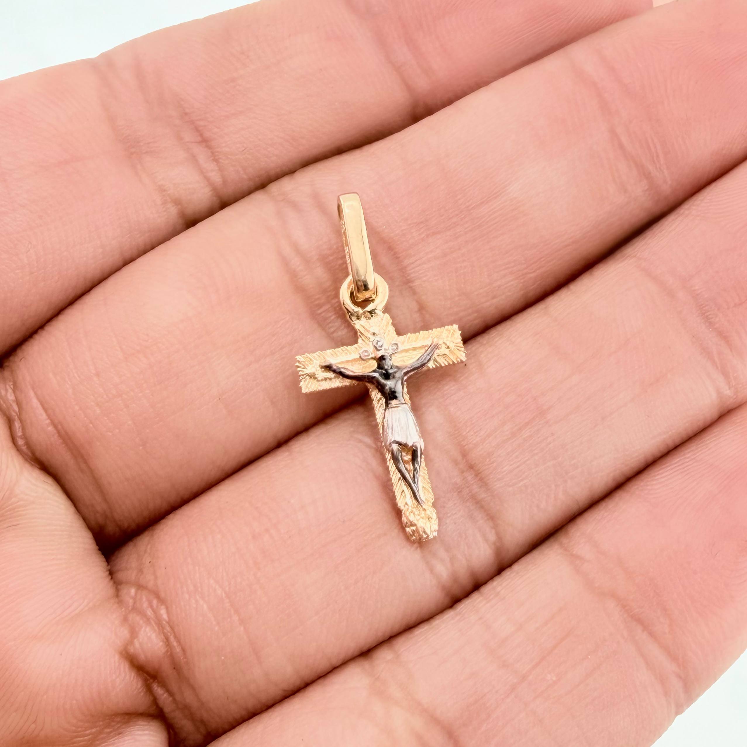 Dije Cruz Cristo 0.9 g / 2.2 cm Tres Oros 18K