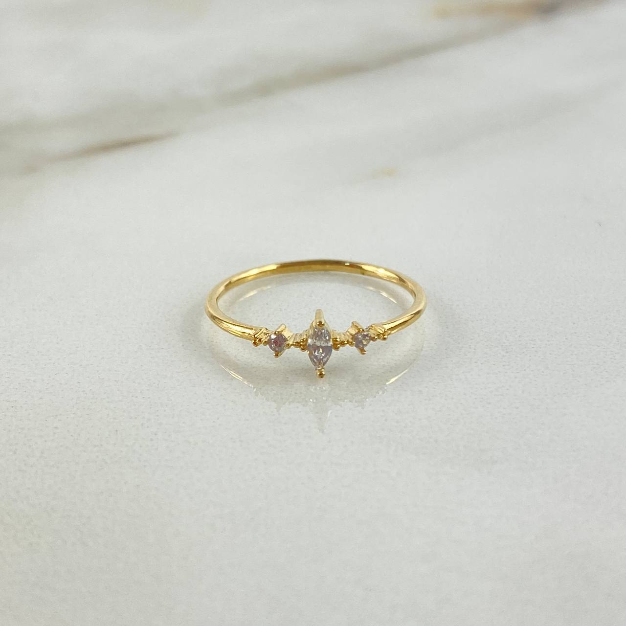 Anillo Lucero 0.9gr / T5 3/4 / Circones Blancos Oro Amarillo