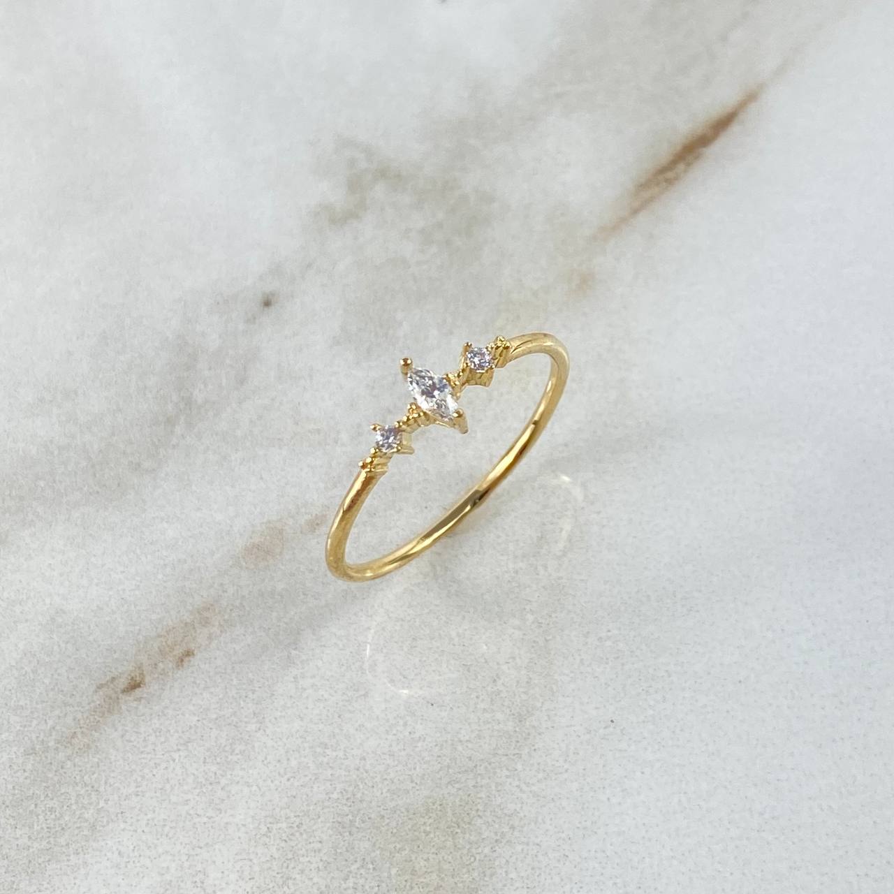 Anillo Lucero 0.9gr / T5 3/4 / Circones Blancos Oro Amarillo