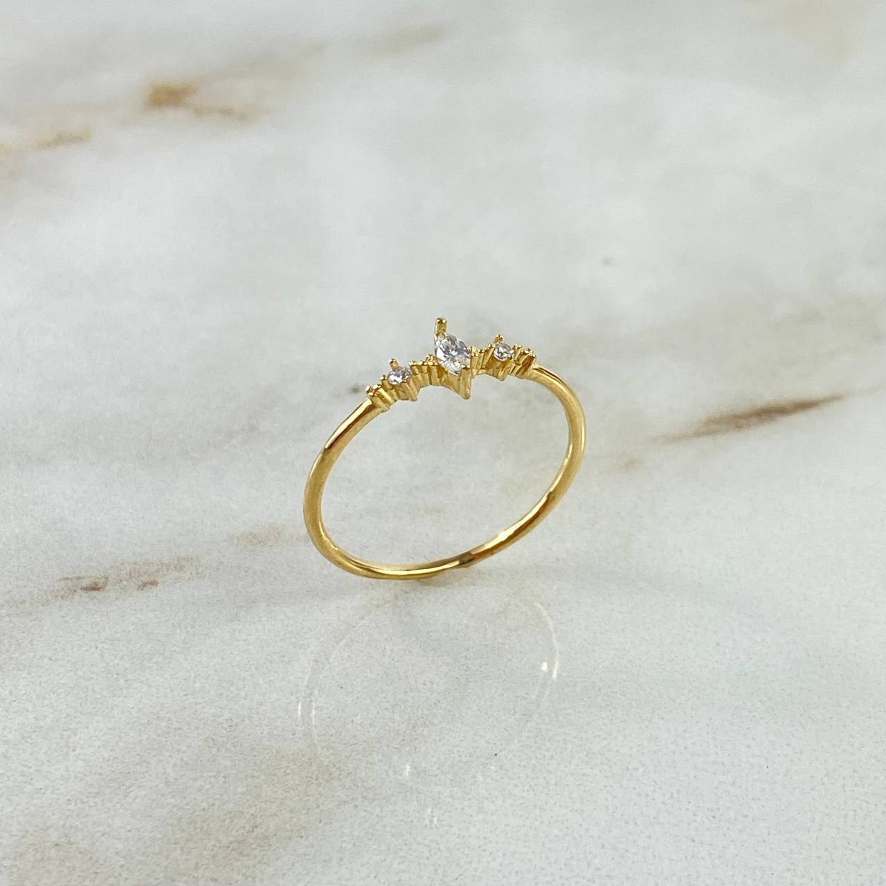 Anillo Lucero 0.9gr / T5 3/4 / Circones Blancos Oro Amarillo