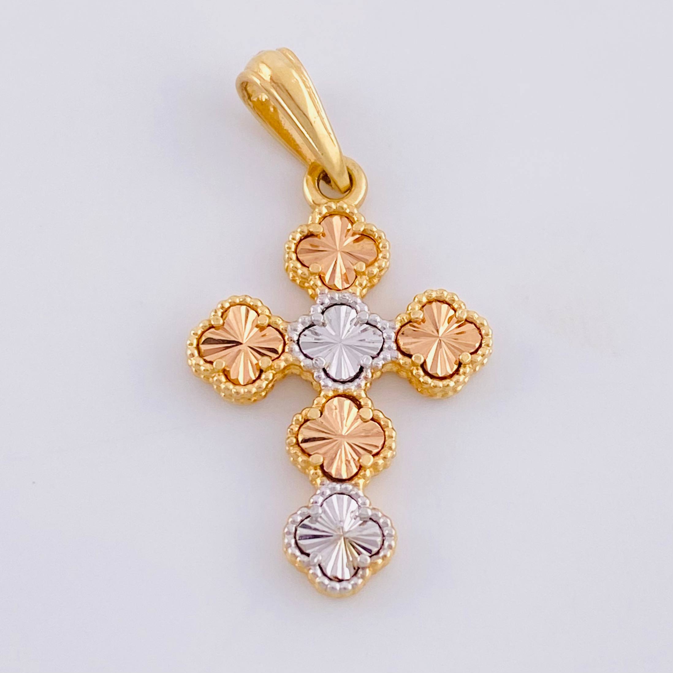 Dije Cruz Trebol 2.3gr / 3.2cm / Tres Oros 18K