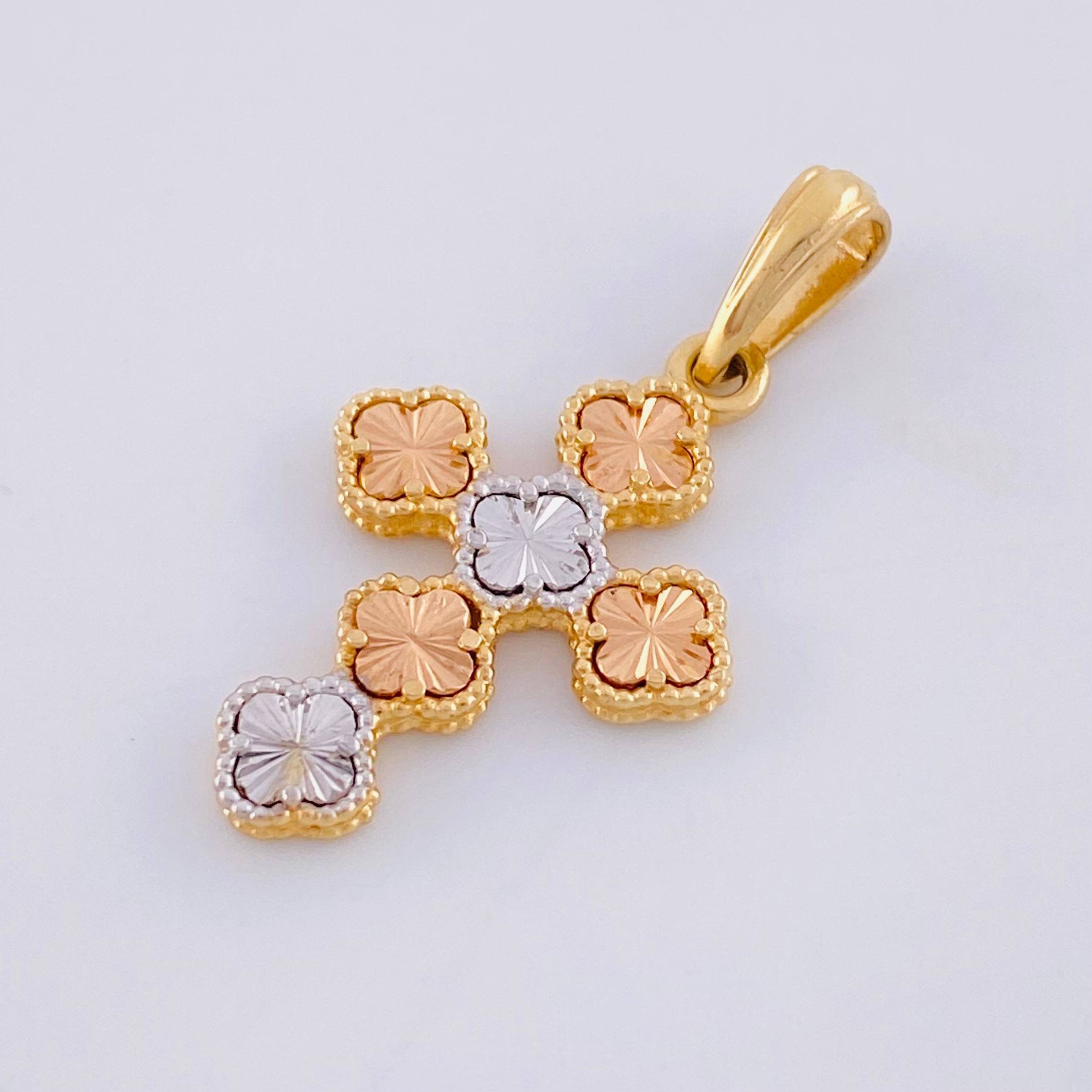 Dije Cruz Trebol 2.3gr / 3.2cm / Tres Oros 18K