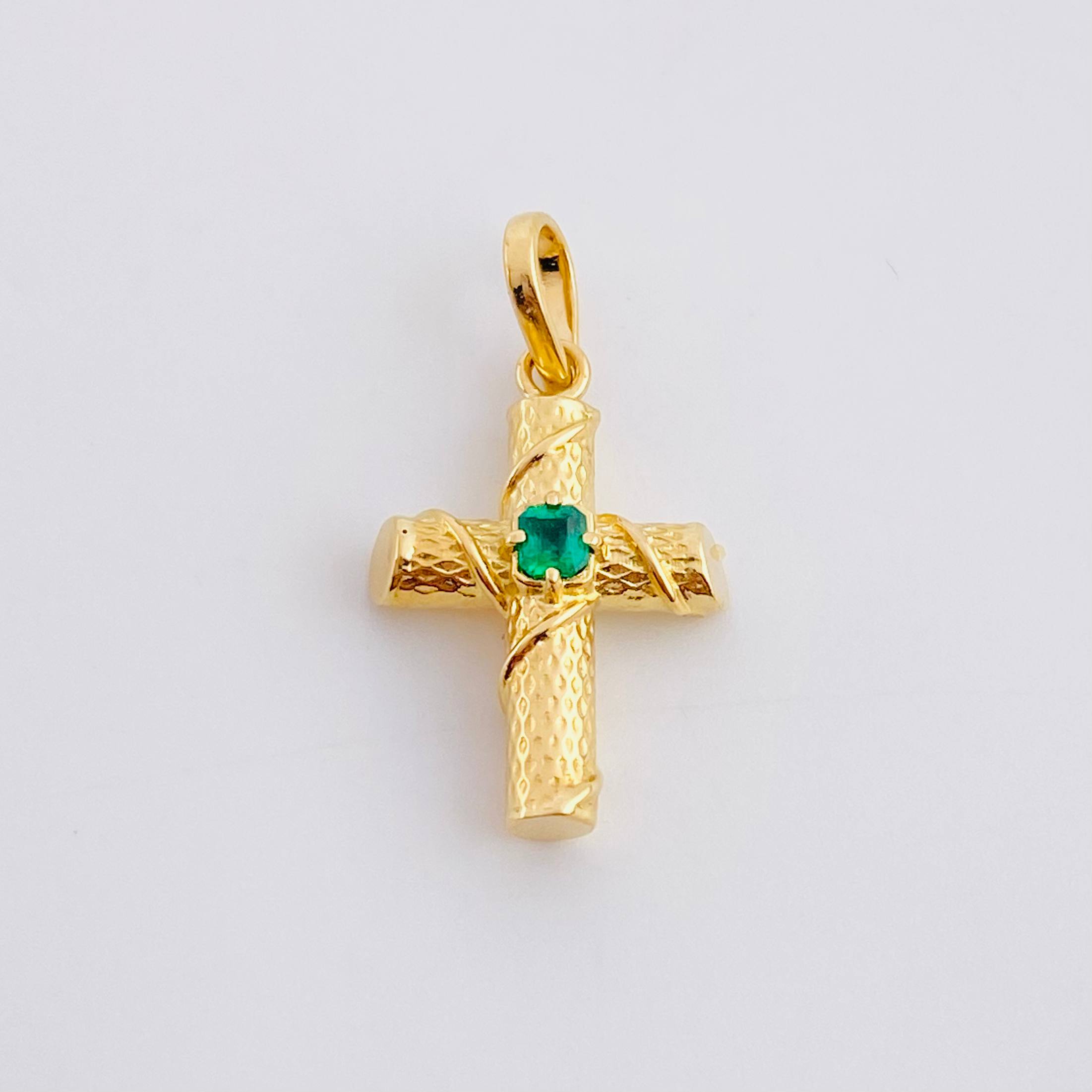 Dije Cruz Tronco Esmeralda 7pts 1.3g / 2.3cm Oro Amarillo 18K