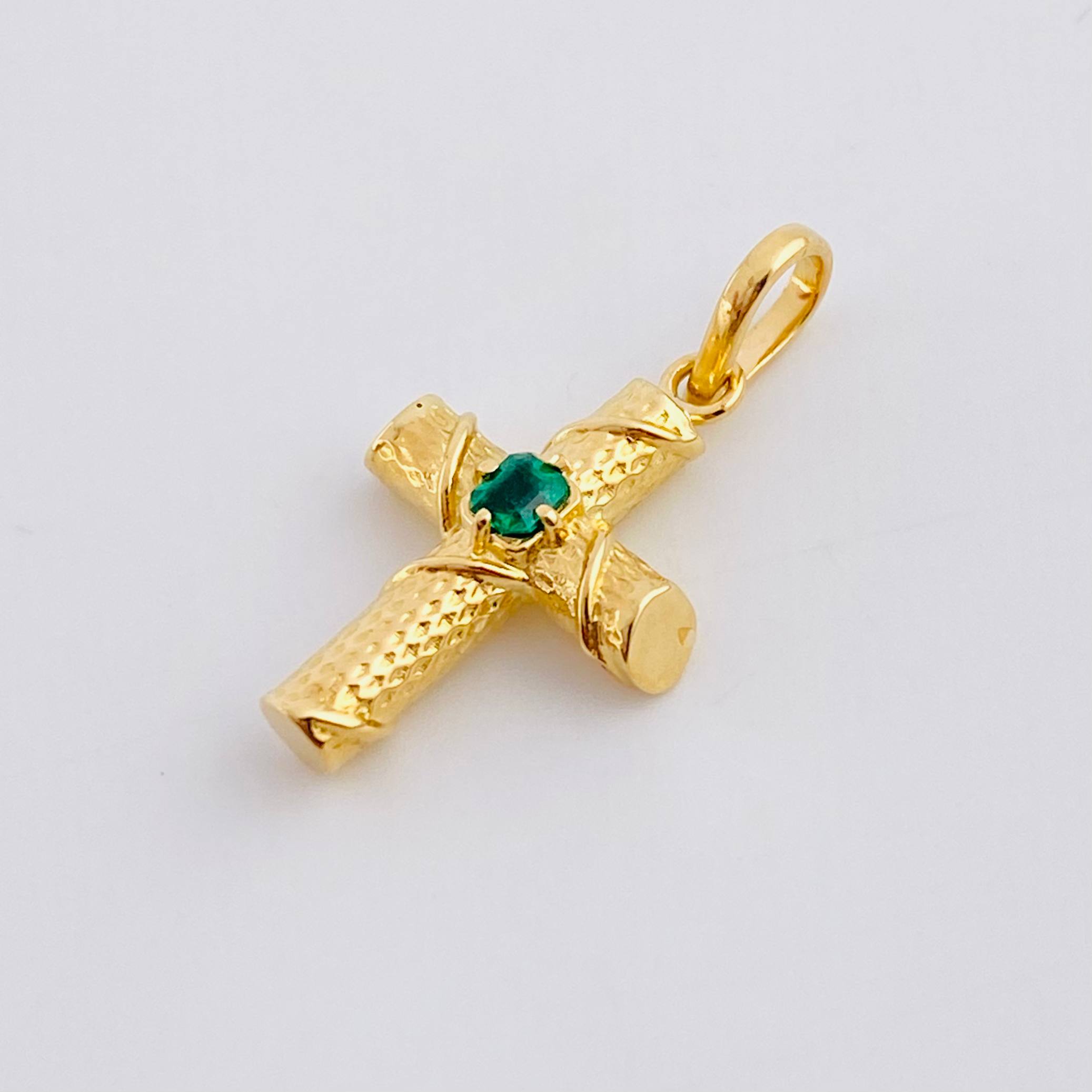 Dije Cruz Tronco Esmeralda 7pts 1.3g / 2.3cm Oro Amarillo 18K