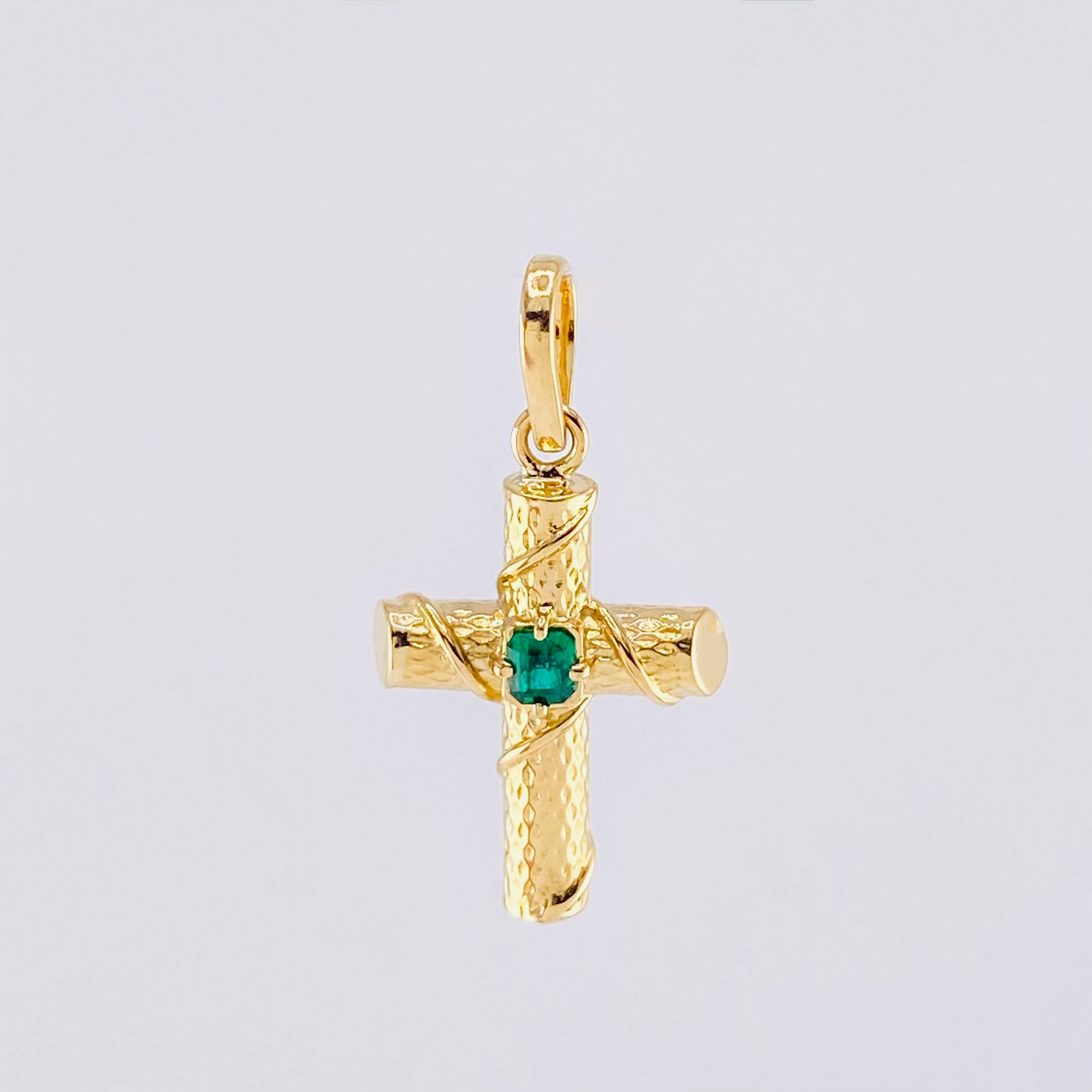Dije Cruz Tronco Esmeralda 7pts 1.3g / 2.3cm Oro Amarillo 18K