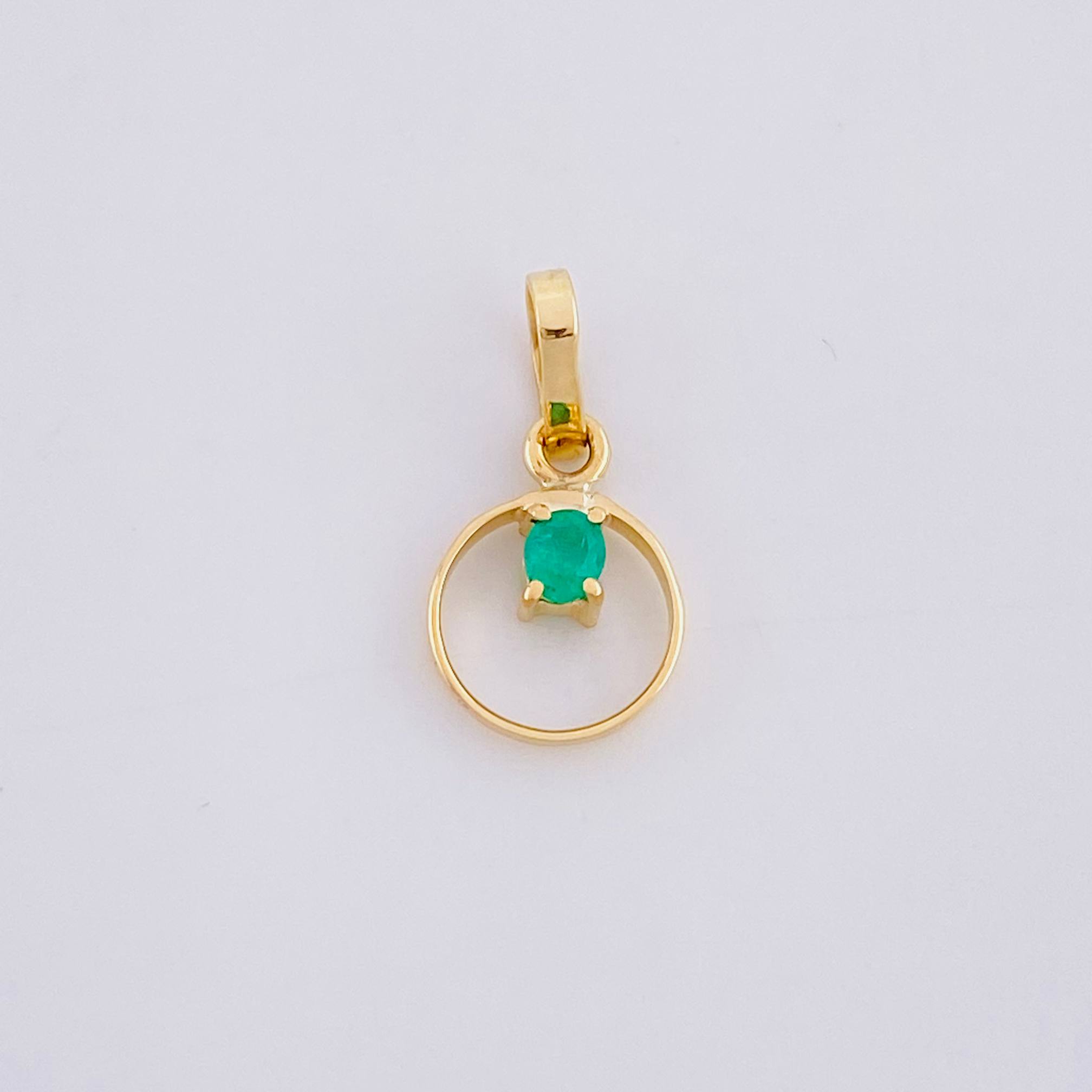 Dije Circulo Chispa Esmeralda 5pts 0.25g / 1.3cm Oro Amarillo 18K