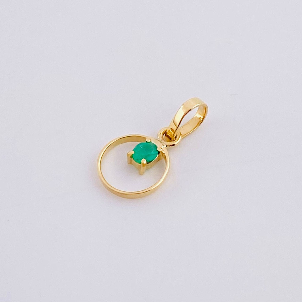Dije Circulo Chispa Esmeralda 5pts 0.25g / 1.3cm Oro Amarillo 18K