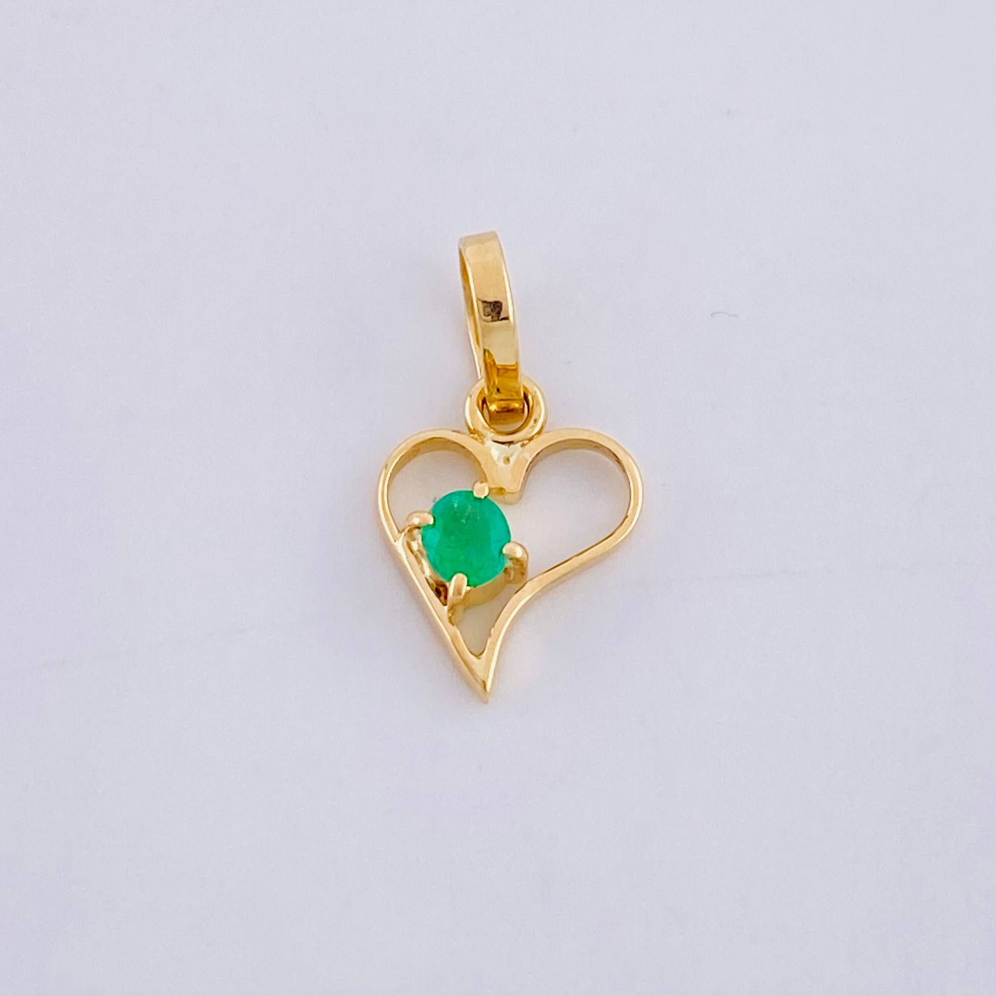 Dije Silueta Corazón Curvo Esmeralda 6pts 0.35g / 1.4cm Oro Amarillo 18K