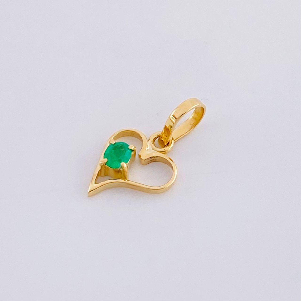 Dije Silueta Corazón Curvo Esmeralda 6pts 0.35g / 1.4cm Oro Amarillo 18K