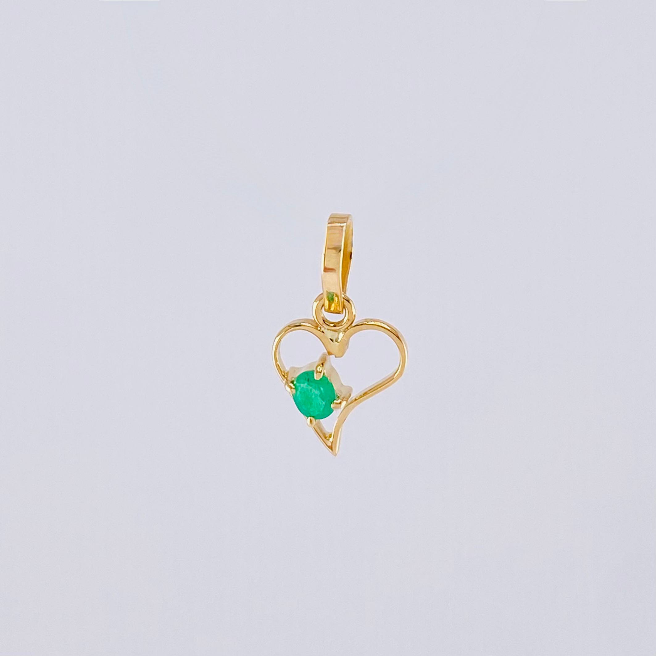 Dije Silueta Corazón Curvo Esmeralda 6pts 0.35g / 1.4cm Oro Amarillo 18K