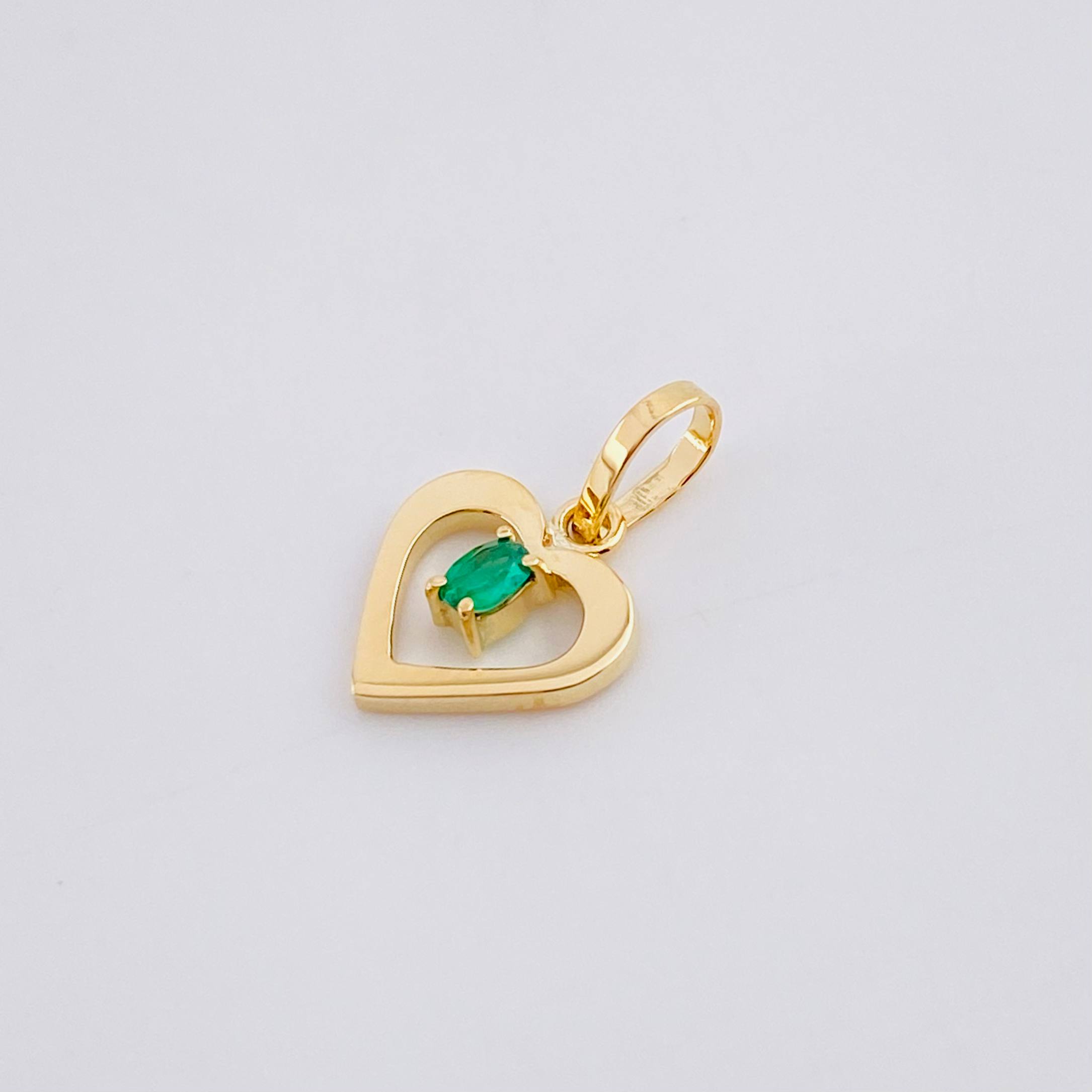 Dije Corazón Chispa Esmeralda 4pts 0.45g / 1.5cm Oro Amarillo 18K