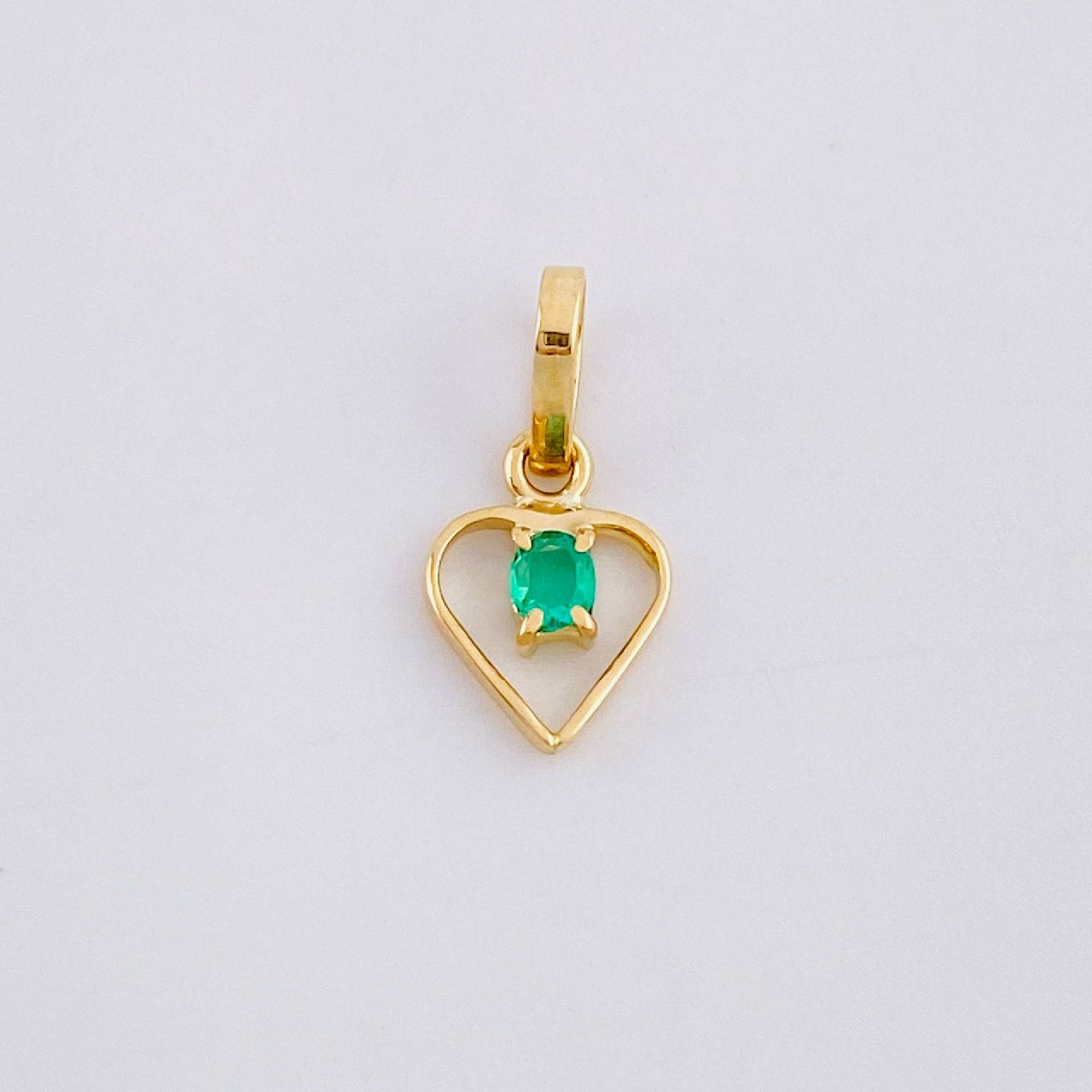 Dije Silueta Corazón Esmeralda 5pts 0.3g / 1.4cm Oro Amarillo 18K