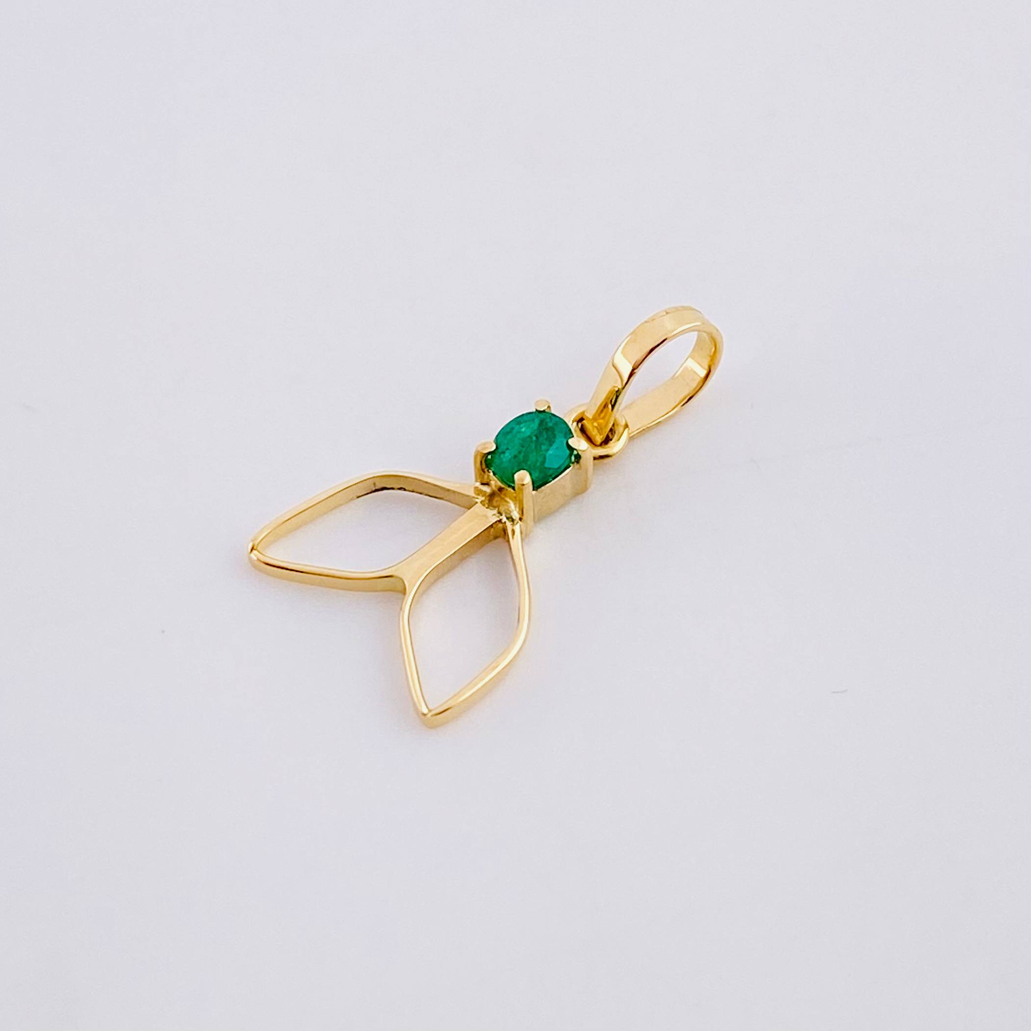 Dije Cola Sirena Esmeralda 8pts 0.45g / 1.8cm Oro Amarillo 18K
