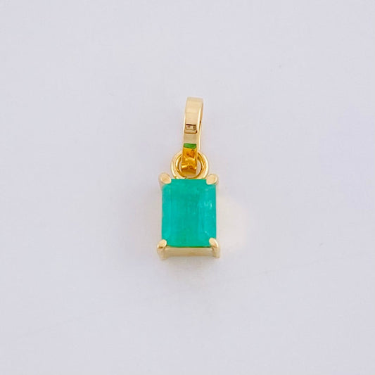 Dije Rectangular Esmeralda 33pts 0.35g / 1.2cm Oro Amarillo 18K