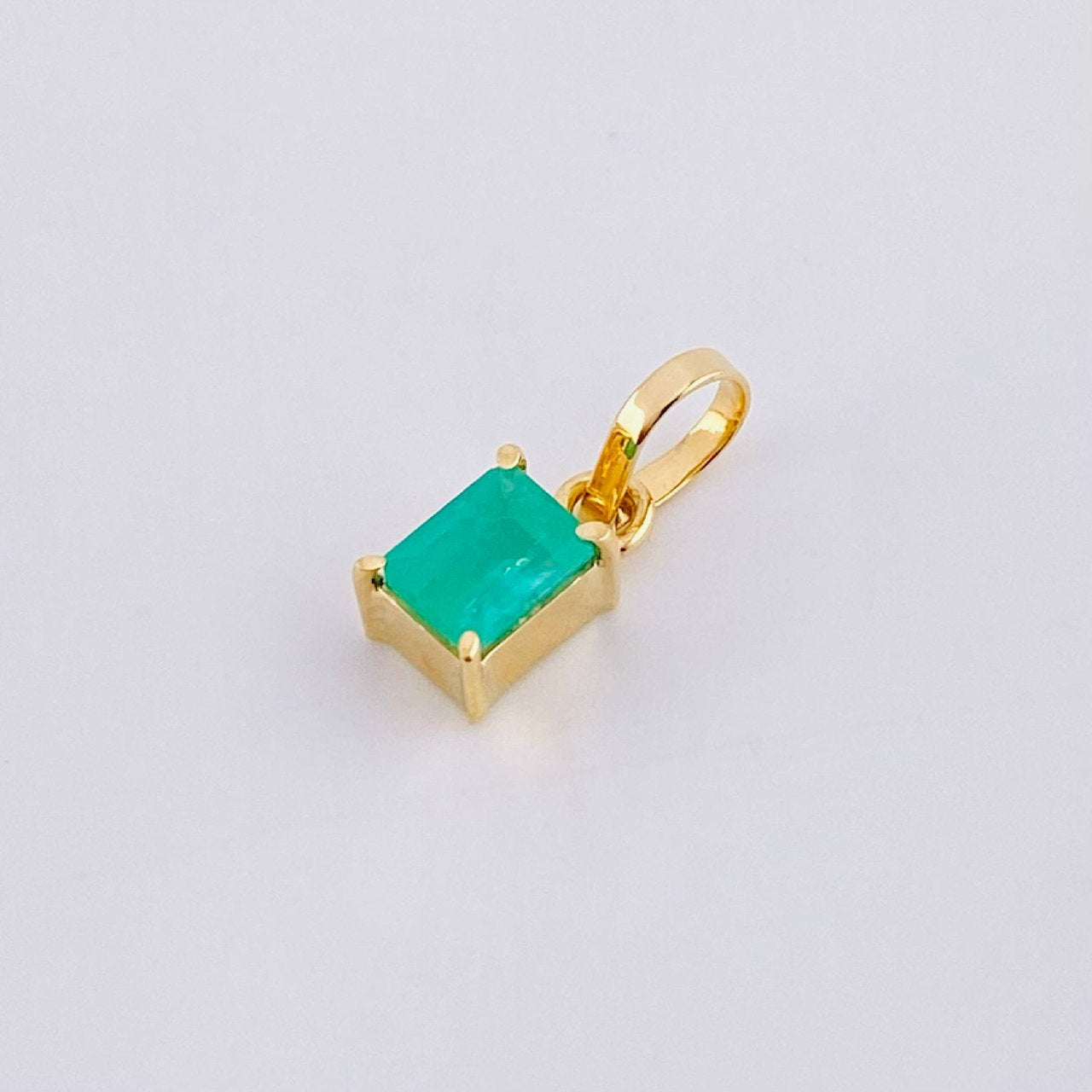 Dije Rectangular Esmeralda 33pts 0.35g / 1.2cm Oro Amarillo 18K