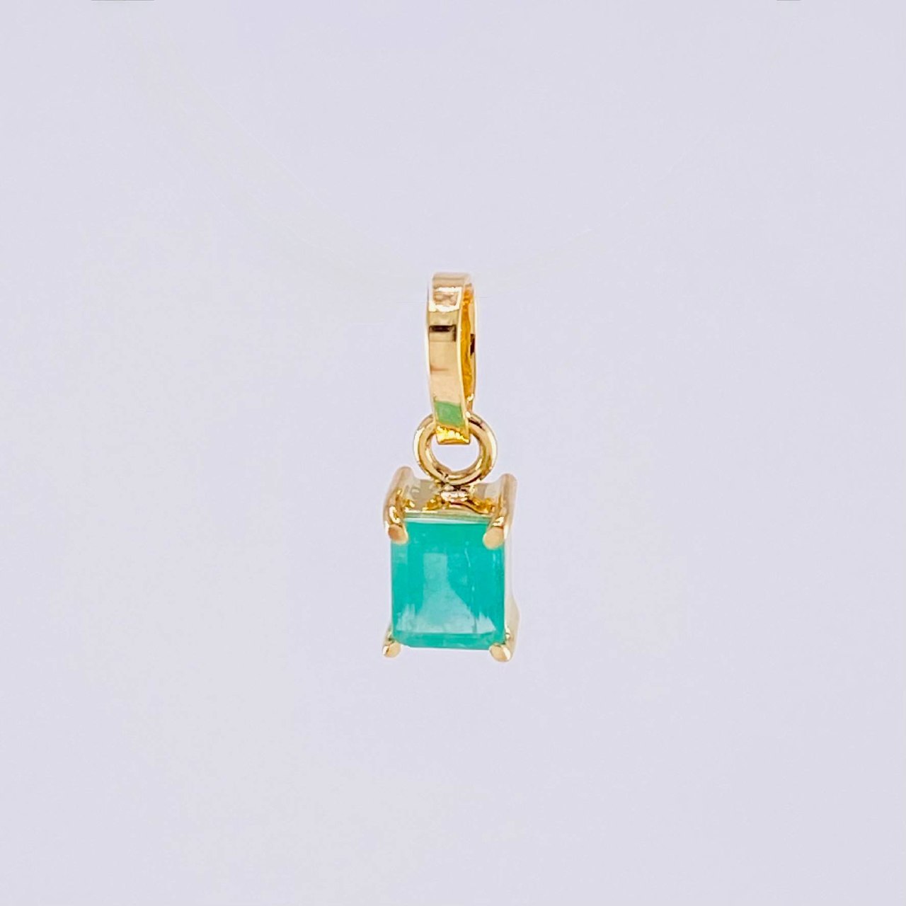 Dije Rectangular Esmeralda 33pts 0.35g / 1.2cm Oro Amarillo 18K