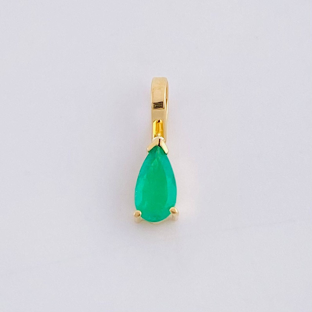 Dije Lagrima Esmeralda 24pts 0.25g / 1cm Oro Amarillo 18K