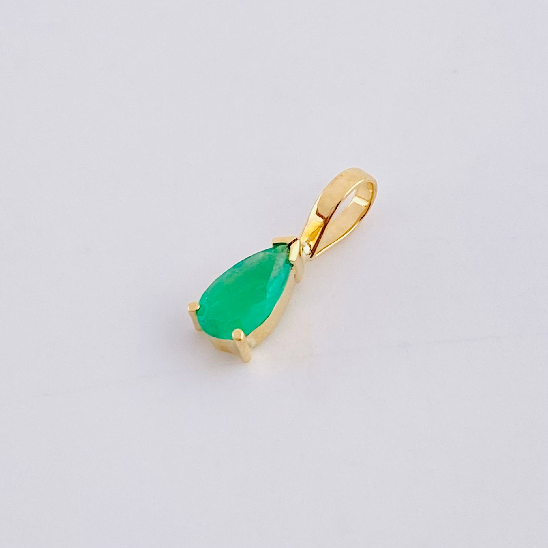 Dije Lagrima Esmeralda 24pts 0.25g / 1cm Oro Amarillo 18K