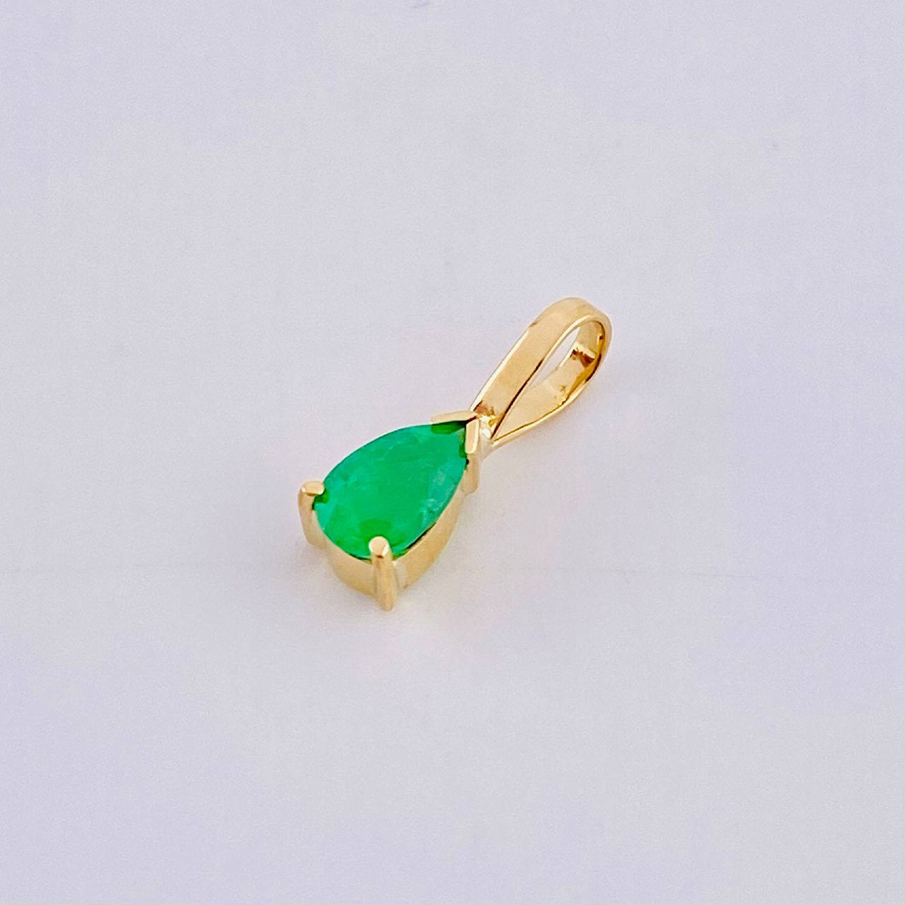 Dije Lagrima Esmeralda 19pts 0.25g / 1cm Oro Amarillo 18K