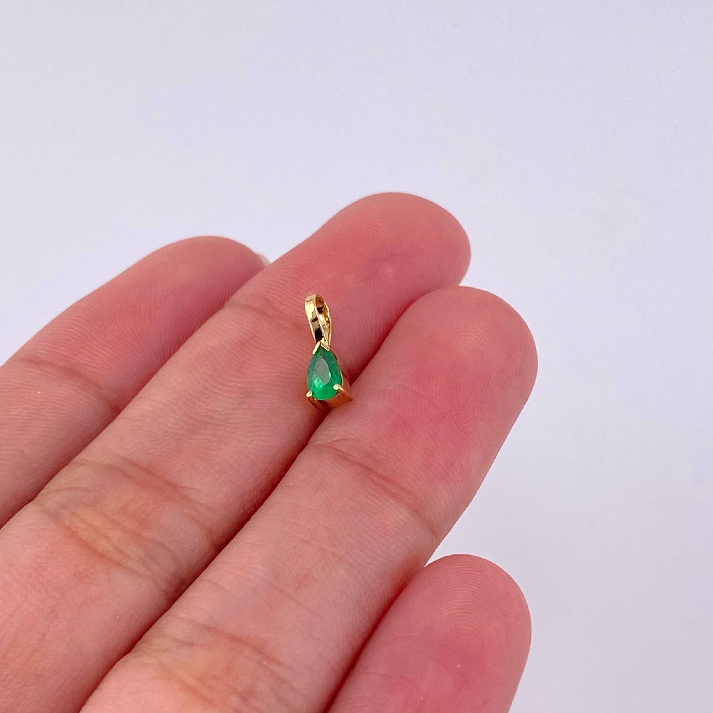Dije Lagrima Esmeralda 19pts 0.25g / 1cm Oro Amarillo 18K