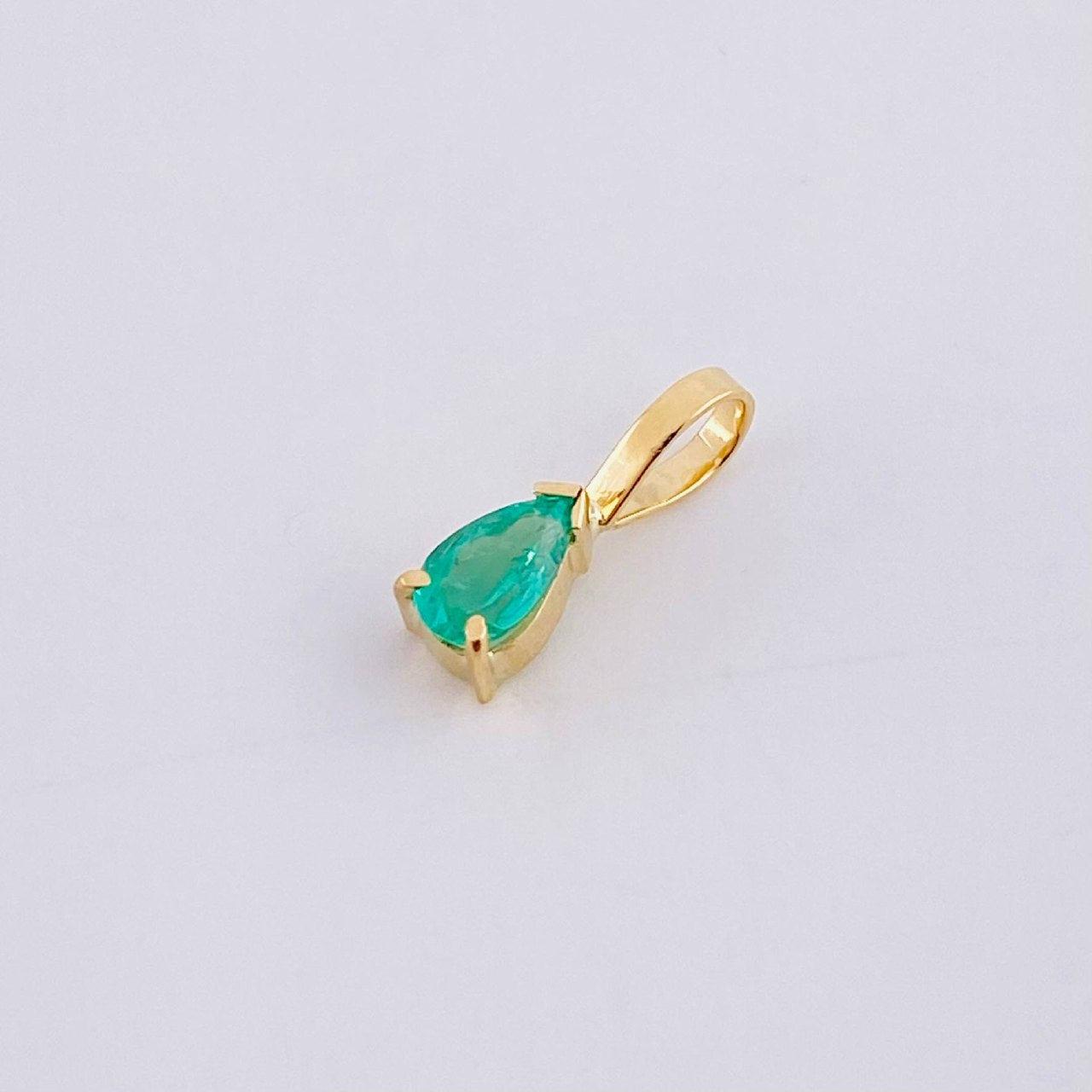 Dije Lagrima Esmeralda 15pts 0.25g / 1cm Oro Amarillo 18K