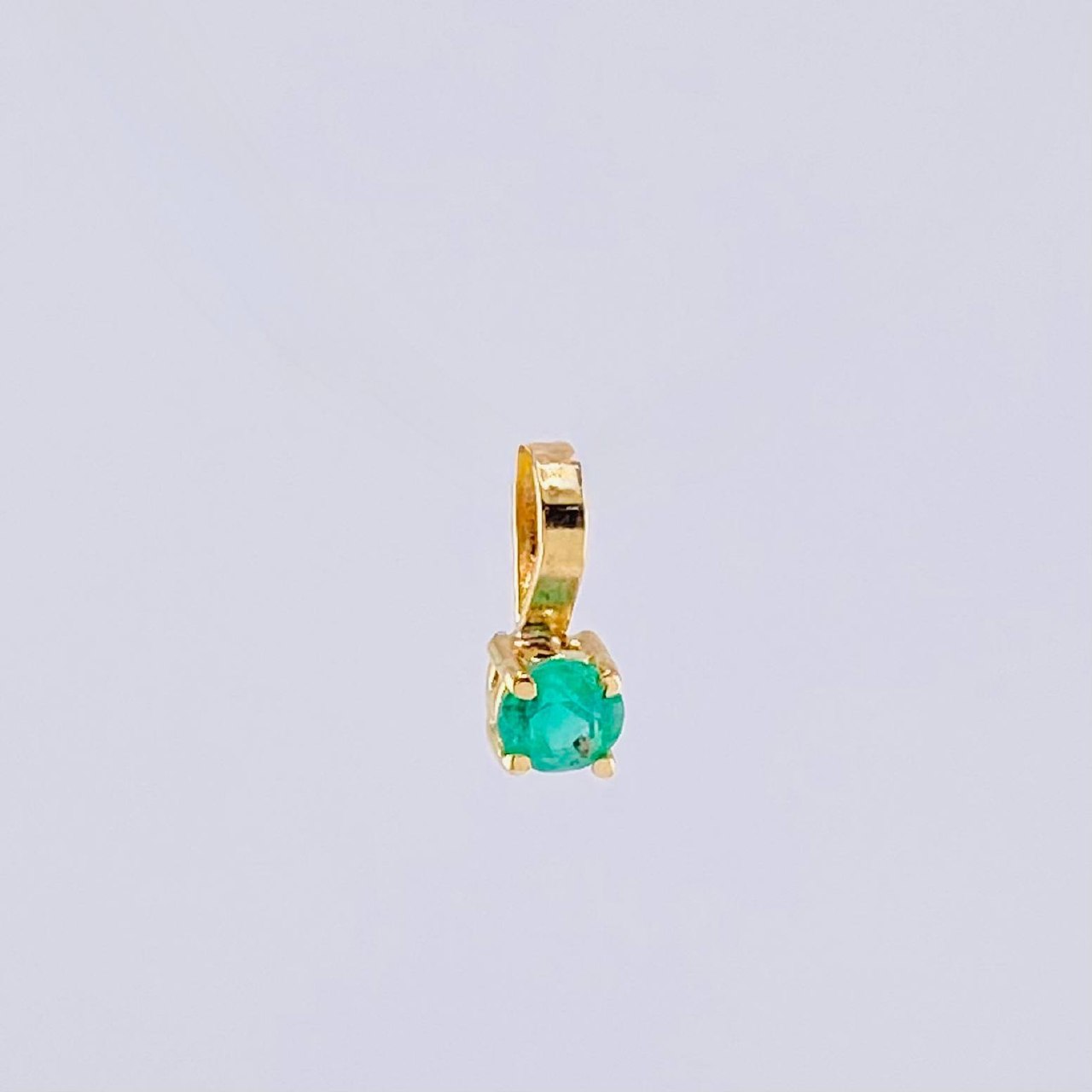 Dije Circulo Esmeralda 16pts 0.2g / 0.8cm Oro Amarillo 18K