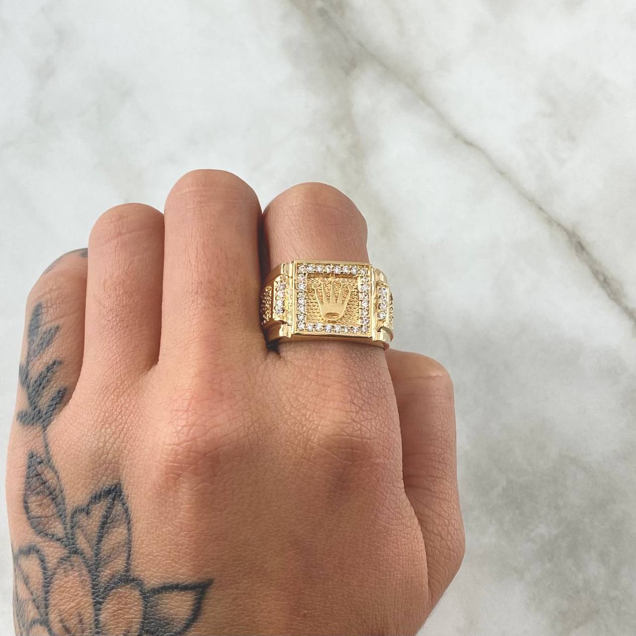 Anillo Cuadrado Corona RX Tupido 6.8gr / T9 3/4 / Circones Blancos Oro Amarillo 18K ©