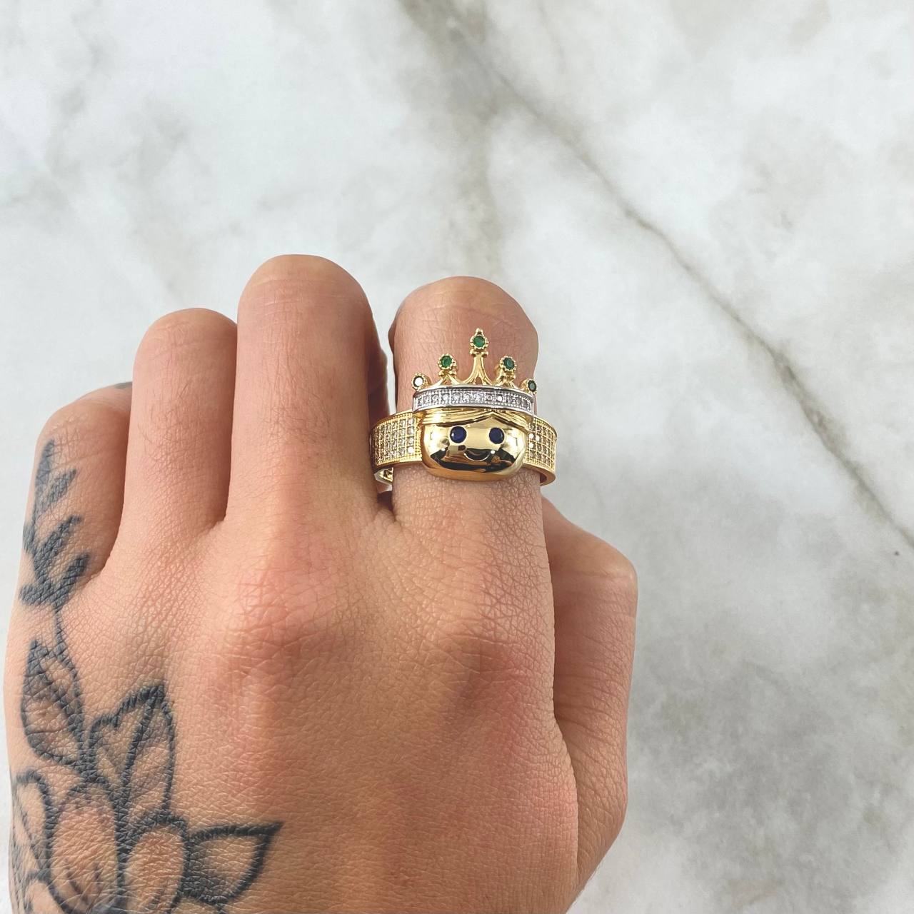 Anillo Corona Rey Emogi 7.05gr / T11 / Circones Blancos Verdes Azules Dos Oros Amarillo Blanco 18K ©