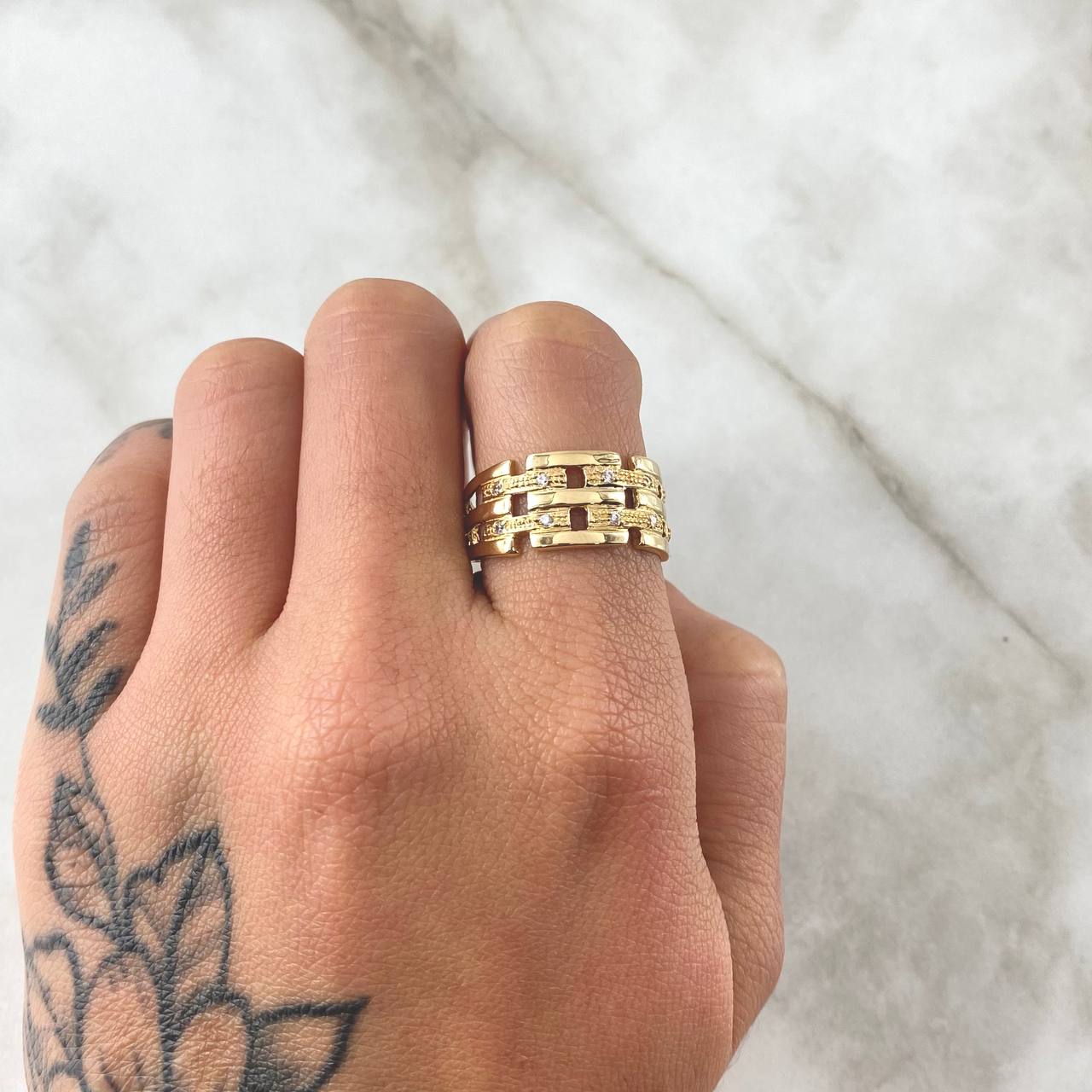 Anillo Doble Eslabon Rectangular 4gr / T8 1/4 / Circones Blancos Oro Amarillo 18K ©