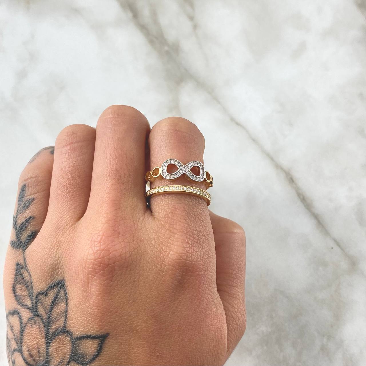 Anillo Carril Triple Infinito Super Puesto 4.35gr / T7 1/2 / Circones Blancos Dos Oros Amarillo Blanco 18K ©