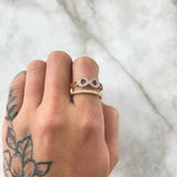 Anillo Carril Triple Infinito Super Puesto 4.35gr / T7 1/2 / Circones Blancos Dos Oros Amarillo Blanco 18K ©