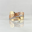 Anillo Rustico Curvo Flores Basteadas 4.55gr / T7 1/2 / Circones Blancos Tres Oros 18K ©