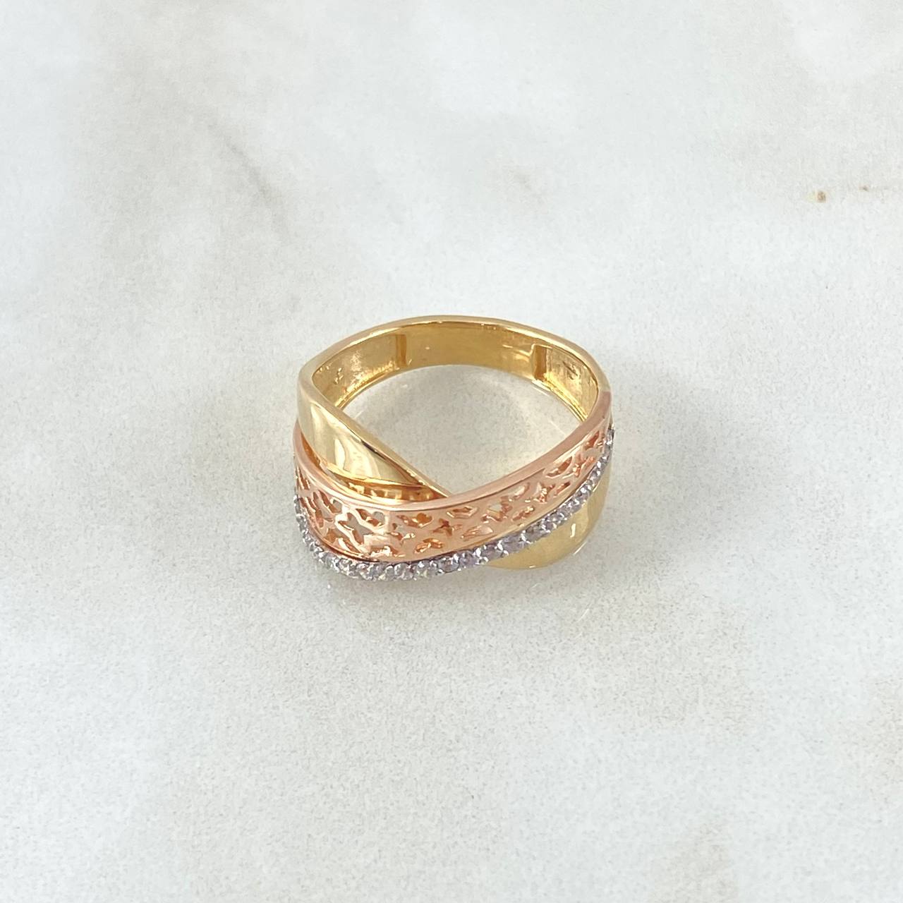 Anillo Rustico Curvo Flores Basteadas 4.55gr / T7 1/2 / Circones Blancos Tres Oros 18K ©