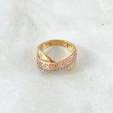 Anillo Rustico Curvo Flores Basteadas 4.55gr / T7 1/2 / Circones Blancos Tres Oros 18K ©
