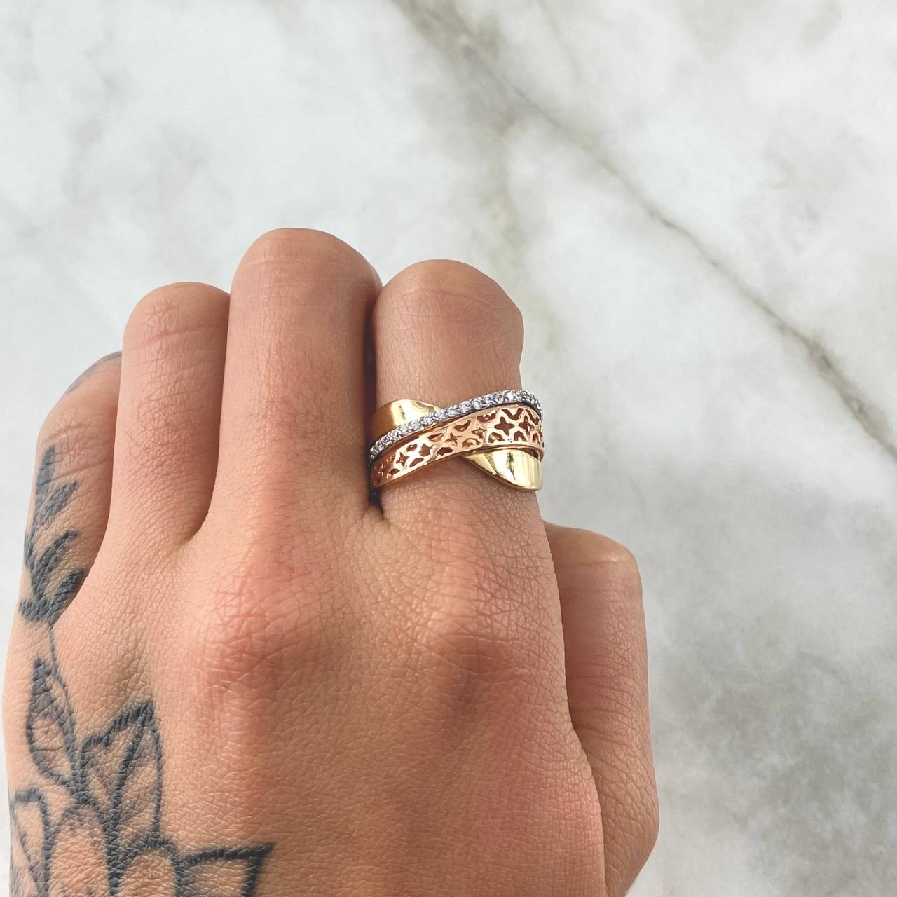 Anillo Rustico Curvo Flores Basteadas 4.55gr / T7 1/2 / Circones Blancos Tres Oros 18K ©